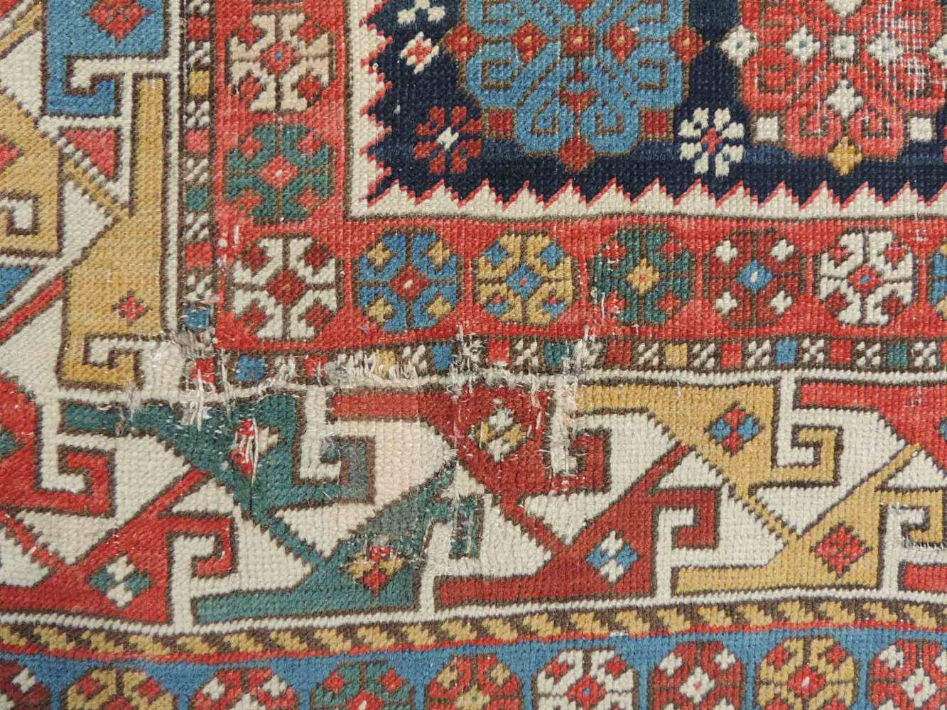 Schirwan Dorfteppich, Kaukasus. Antik, um 1890. 254 cm x 132 cm. Handgeknüpft. Wolle auf Wolle. - Image 5 of 7