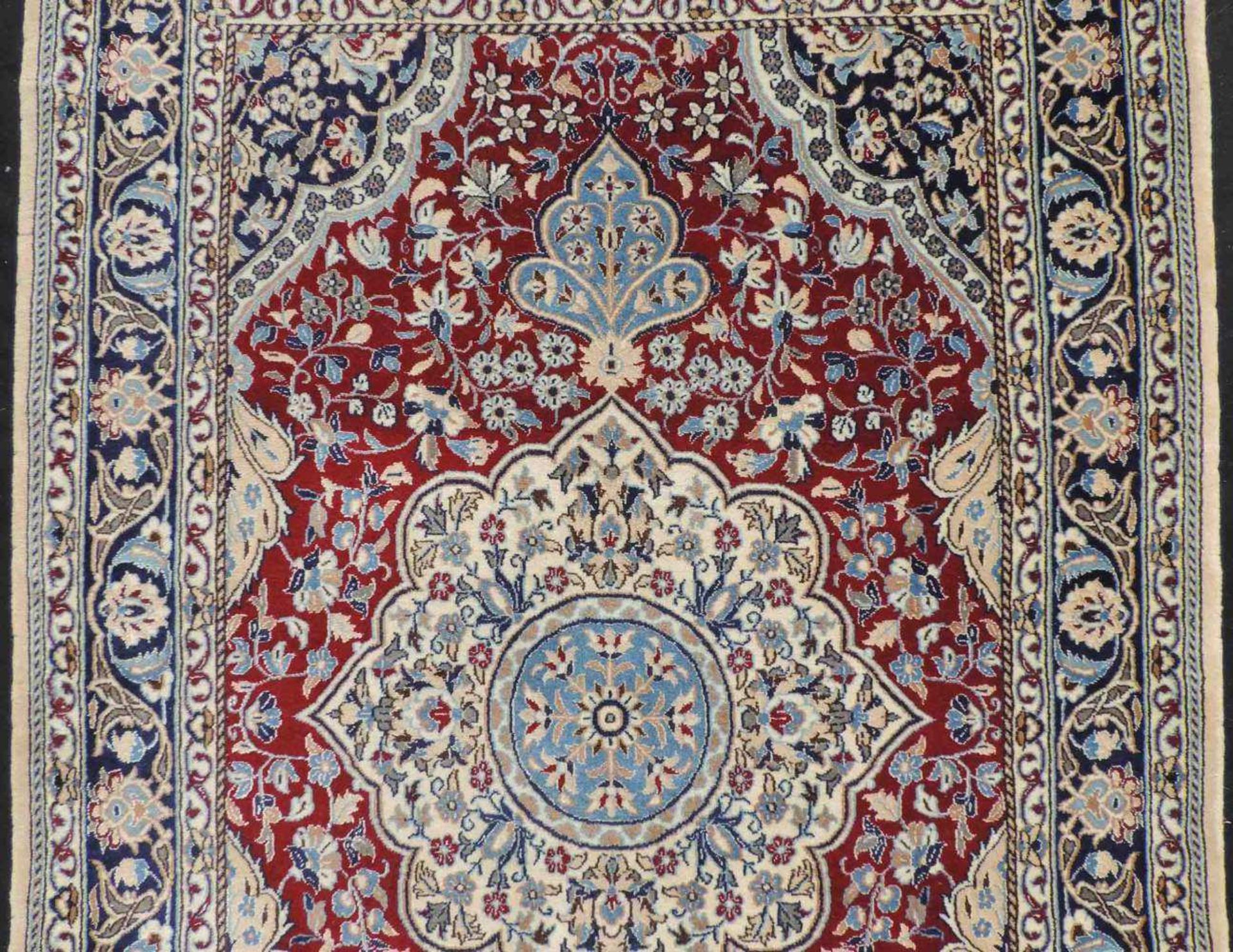 Nain Galerie, Iran, fein. 368 cm x 93 cm. Teppich, handgeknüpft in Persien. Wolle mit Seide auf - Image 6 of 9