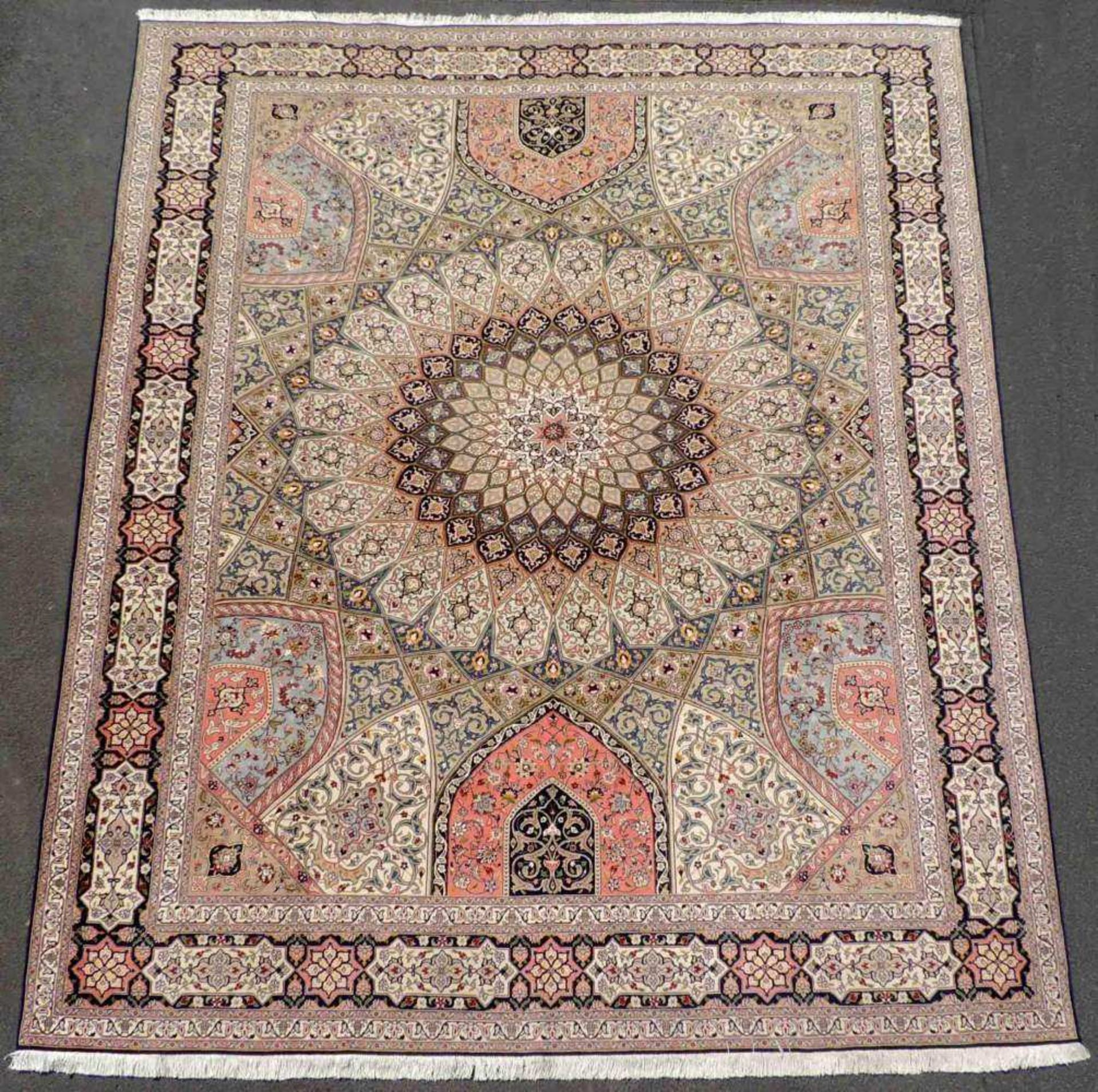 Täbris, Teppich, Iran. Sehr fein. 396 cm x 298 cm. Circa 9 x 6 Knoten pro cm. Meisterteppich,