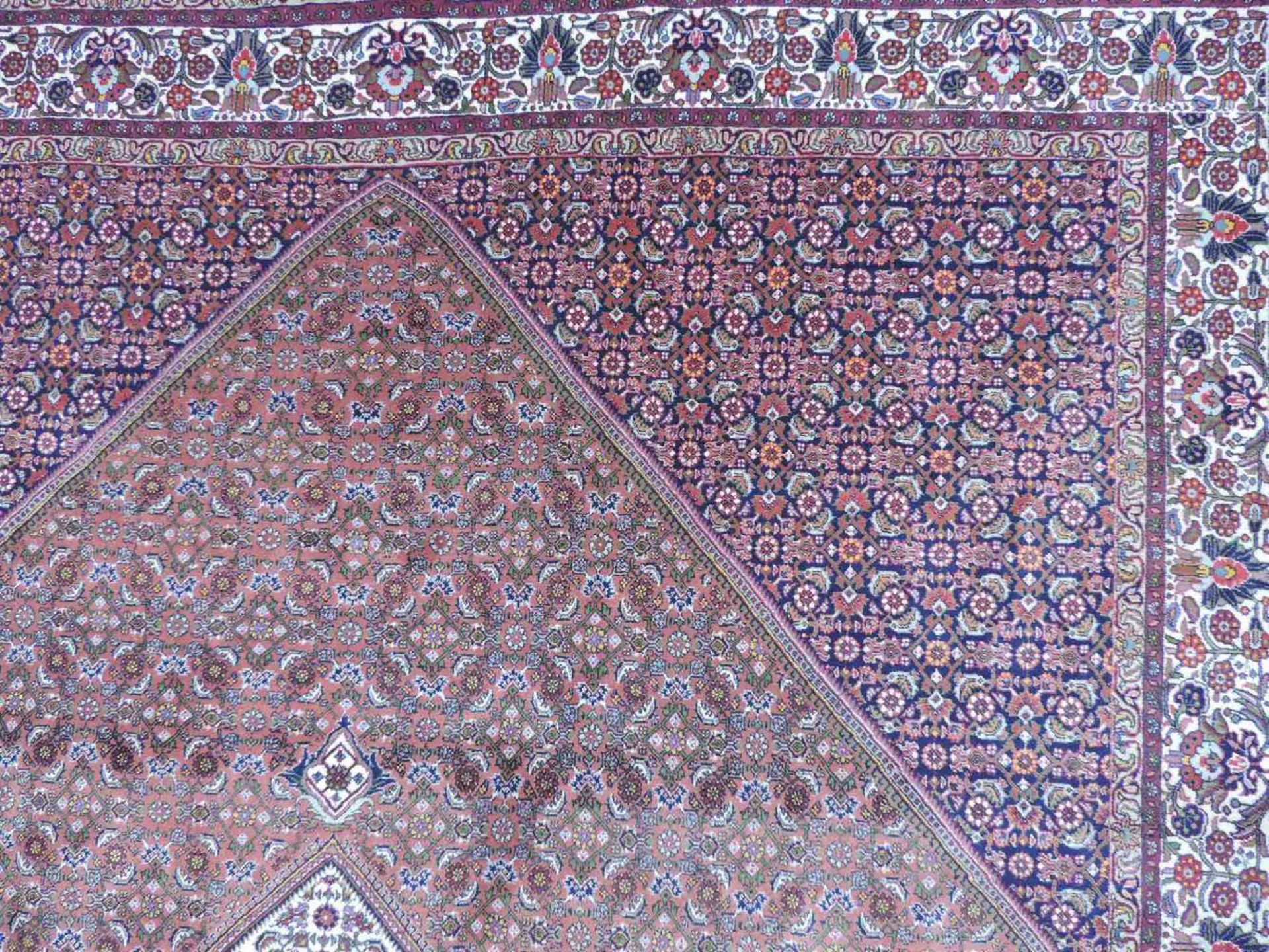 Bidjar. Teppich, Iran. Fein. 343 cm x 251 cm. Handgeknüpft in Persien. Korkwolle auf Baumwolle. - Image 12 of 14