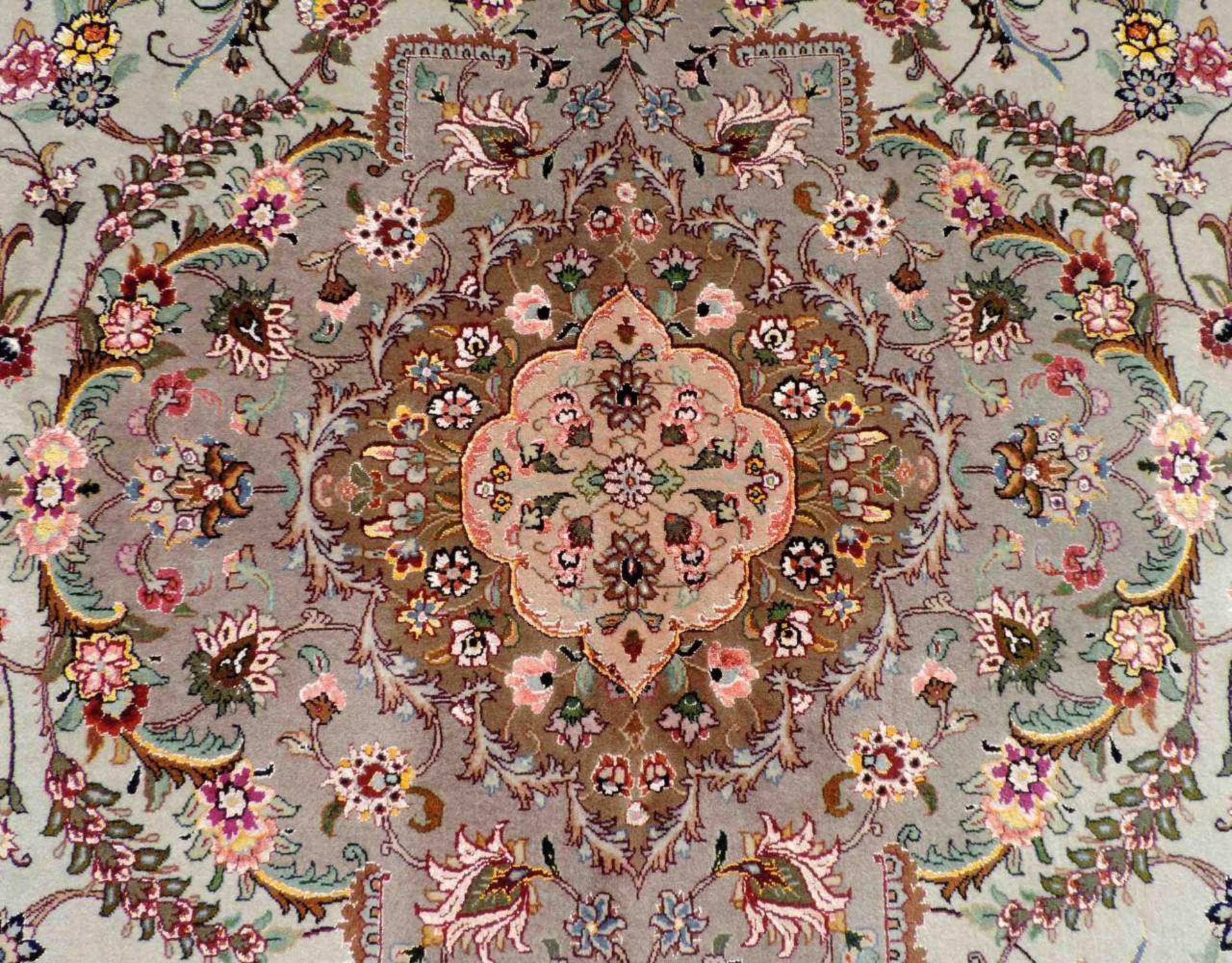 Täbris, Teppich, Iran. Sehr fein. 351 cm x 249 cm. Circa 9 x 9 Knoten pro cm. Handgeknüpft in - Image 20 of 20