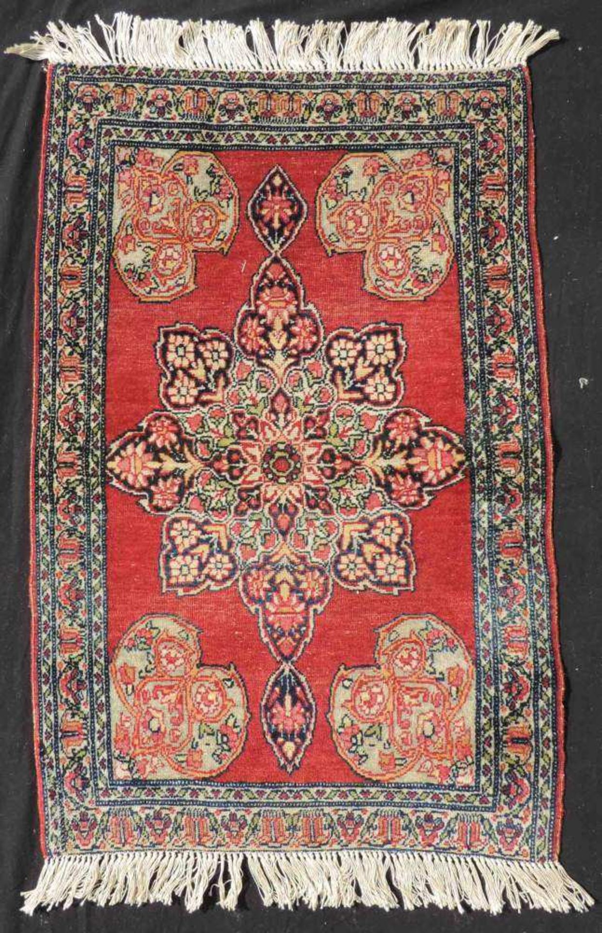 Kirman Lawer Poschti, Iran. Antik, um 1900. 88 cm x 57 cm. Manufakturteppich. Handgeknüpft in