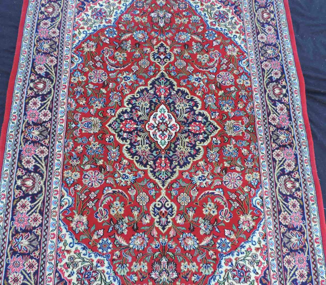 Ghom, Iran. Teppich, handgeknüpft in Persien. 152 cm x 108 cm. Wolle mit Seide auf Baumwolle. Qum, - Image 4 of 9