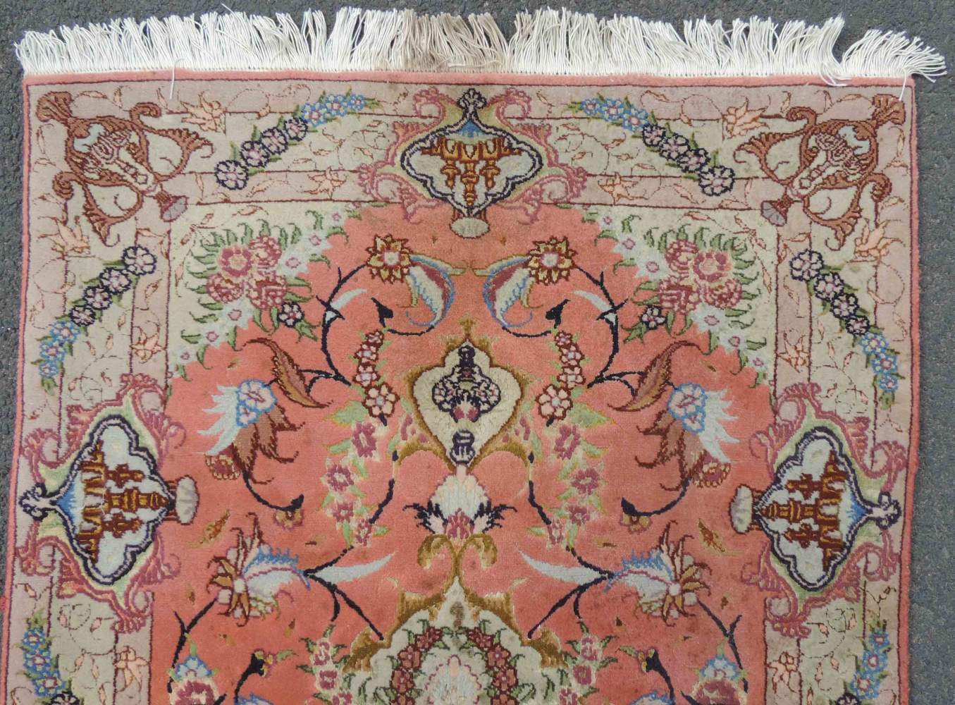 Täbris Manufakturteppich, Iran. Selten fein. Korkwolle mit Seide. 126 cm x 77 cm. Handgeknüpft in - Image 4 of 5