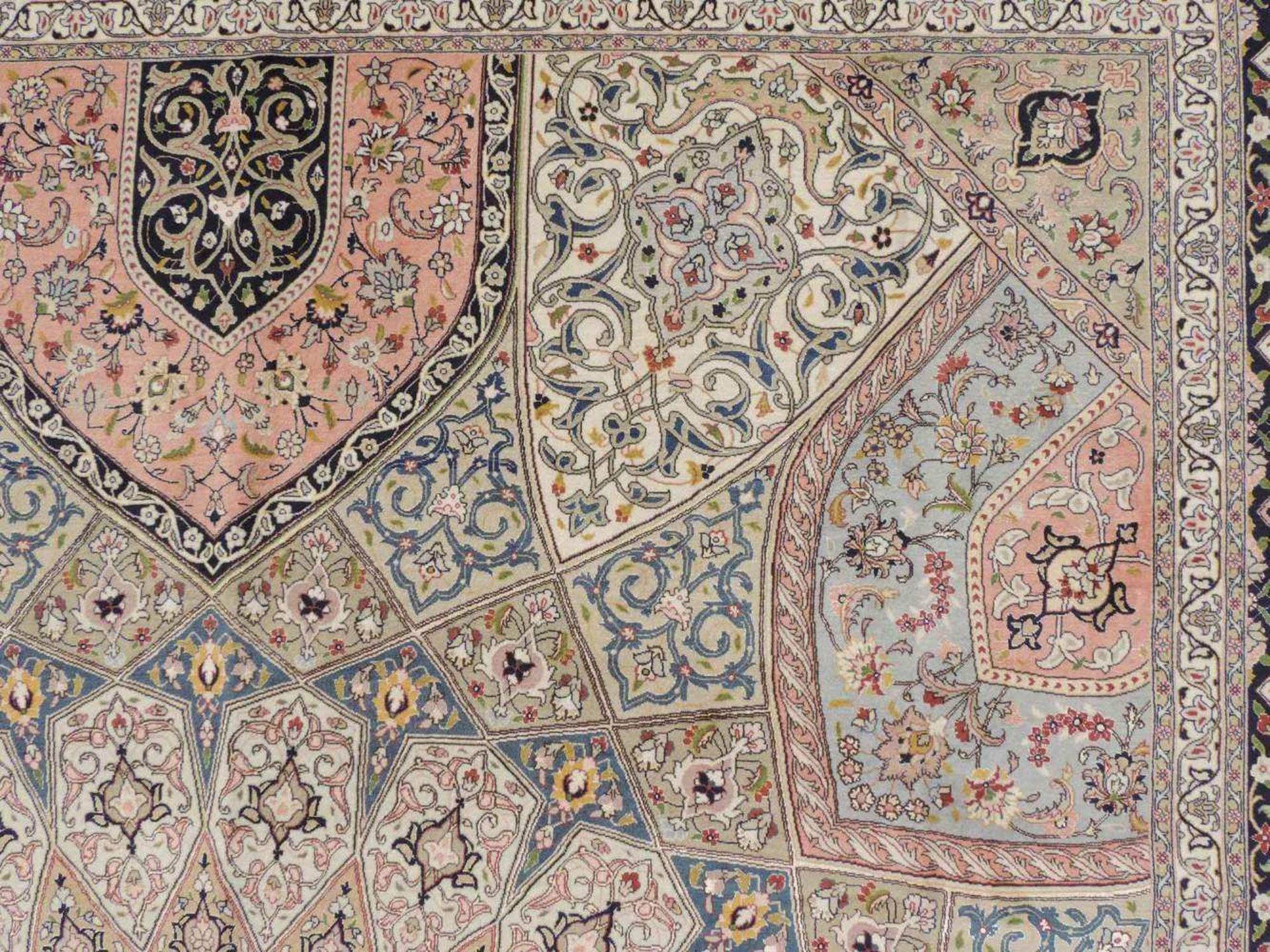 Täbris, Teppich, Iran. Sehr fein. 396 cm x 298 cm. Circa 9 x 6 Knoten pro cm. Meisterteppich, - Image 11 of 13