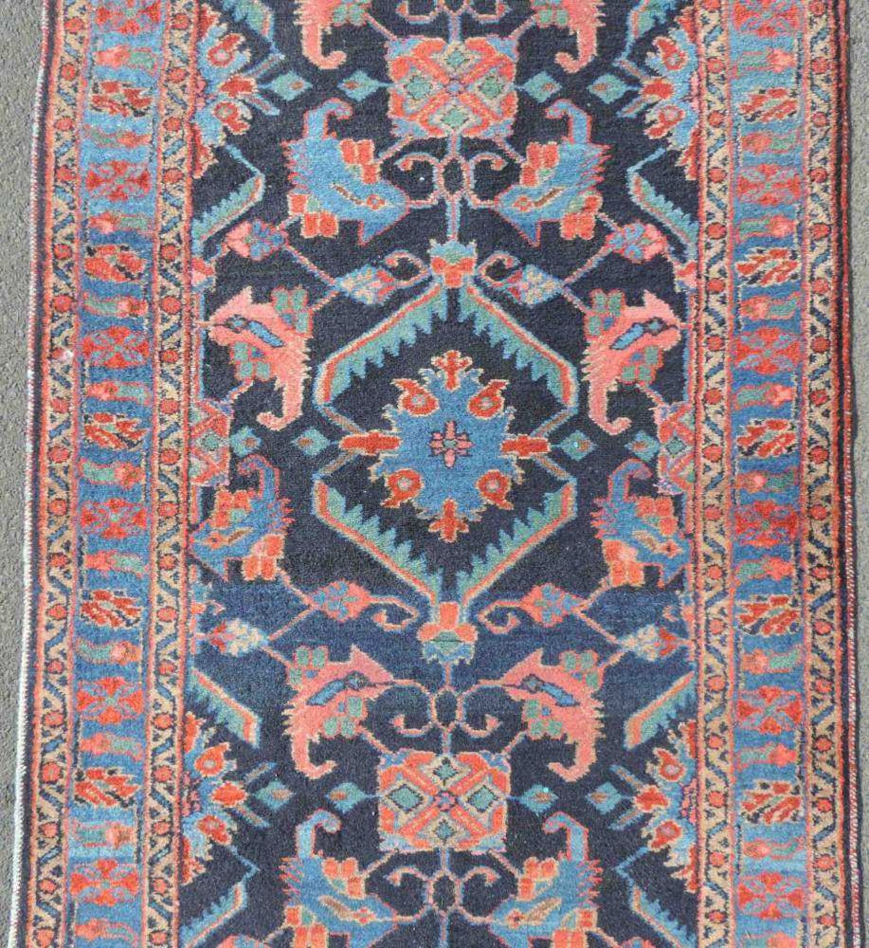 Schmale Nahawand Galerie. Iran. Alt. 516 cm x 90 cm. Teppich, handgeknüpft in Persien. Wolle auf - Image 8 of 11