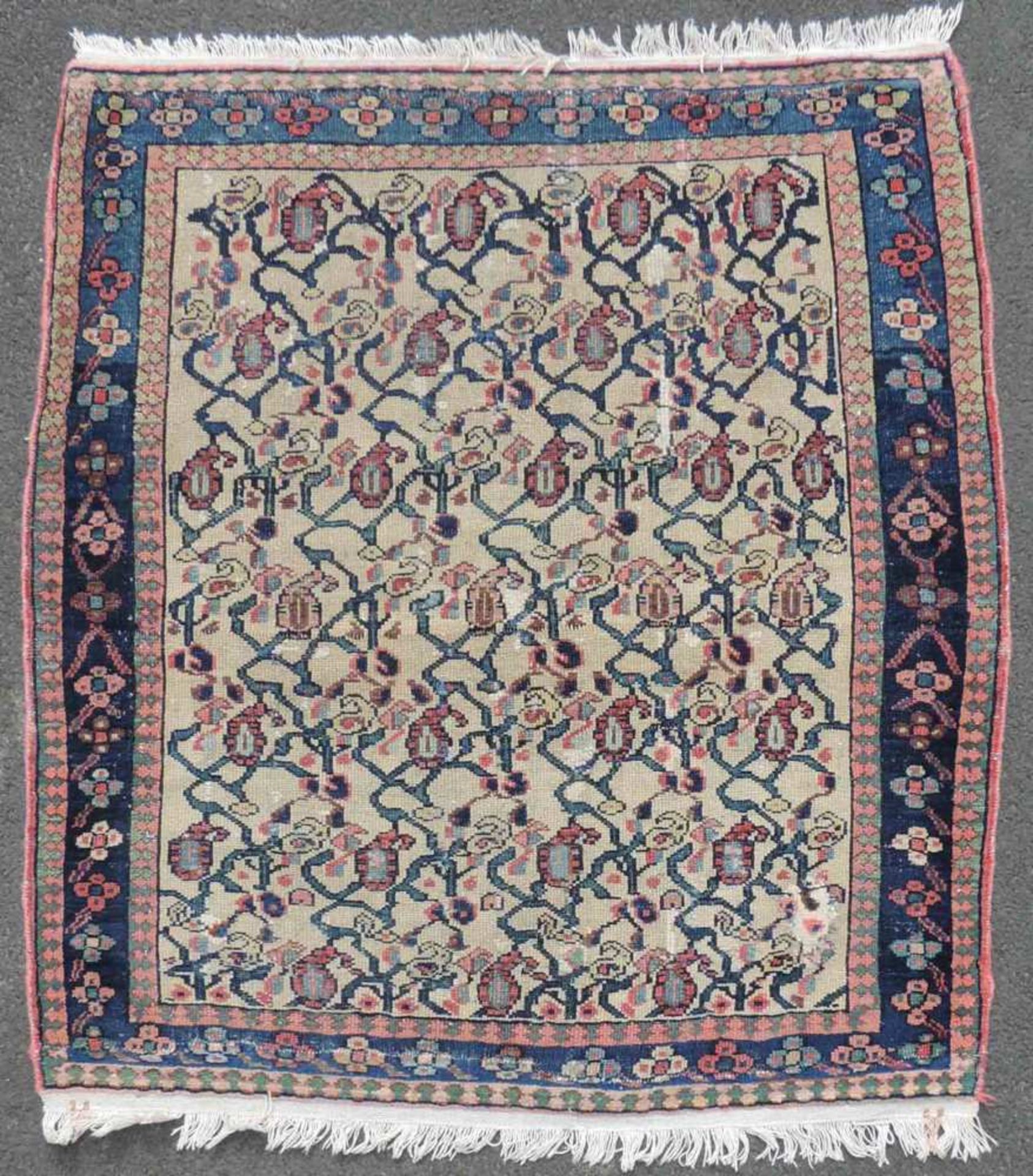 Hamadan Poschti, Iran. Alt, um 1930. 105 cm x 97 cm. Teppich, handgeknüpft in Persien. Wolle auf