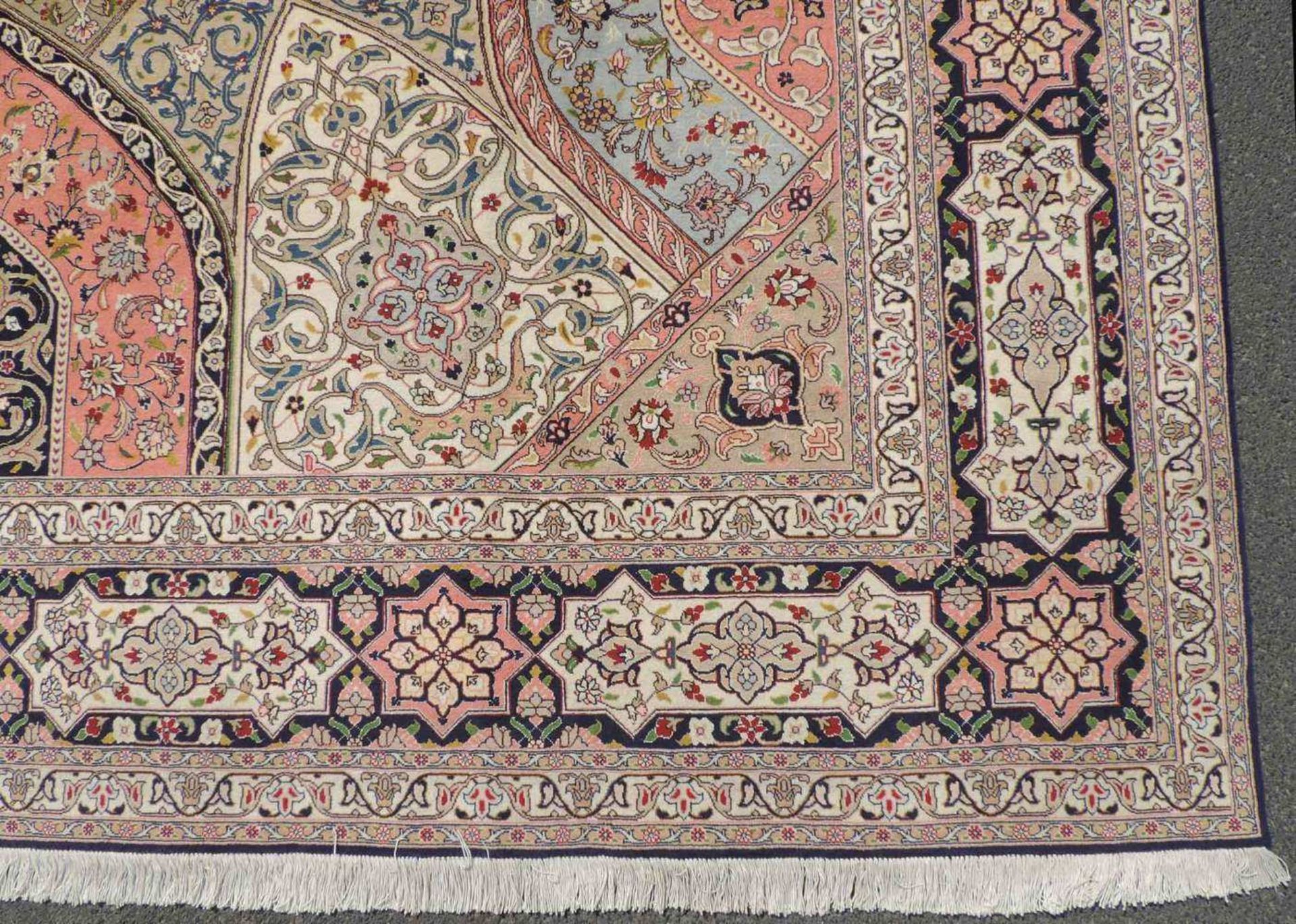 Täbris, Teppich, Iran. Sehr fein. 396 cm x 298 cm. Circa 9 x 6 Knoten pro cm. Meisterteppich, - Image 7 of 13
