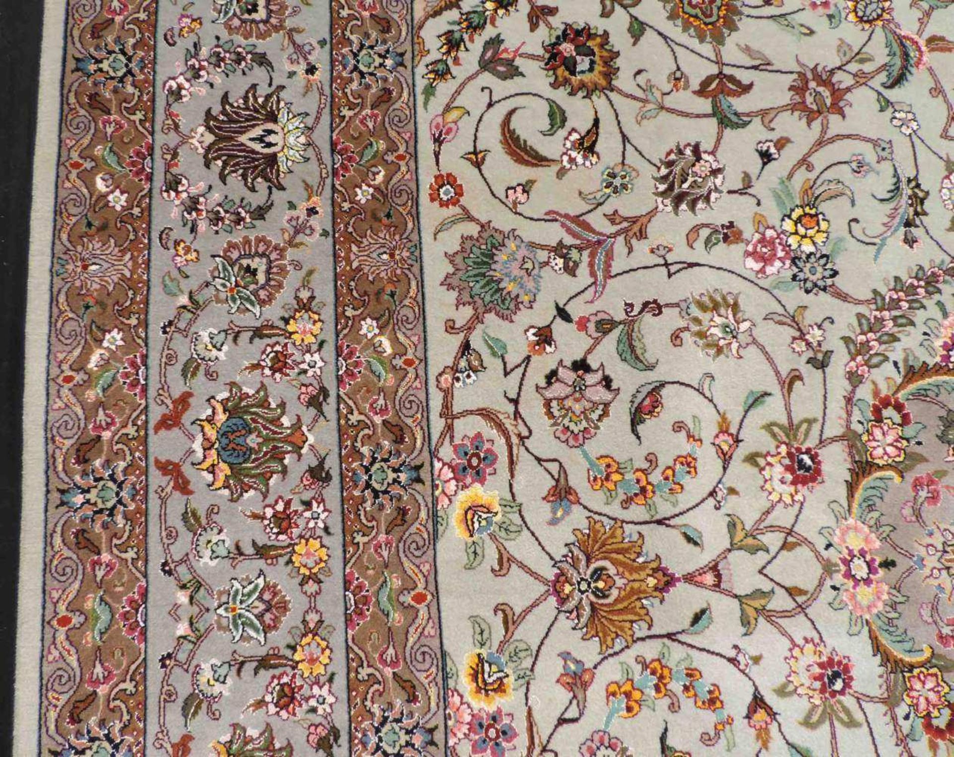 Täbris, Teppich, Iran. Sehr fein. 351 cm x 249 cm. Circa 9 x 9 Knoten pro cm. Handgeknüpft in - Image 19 of 20