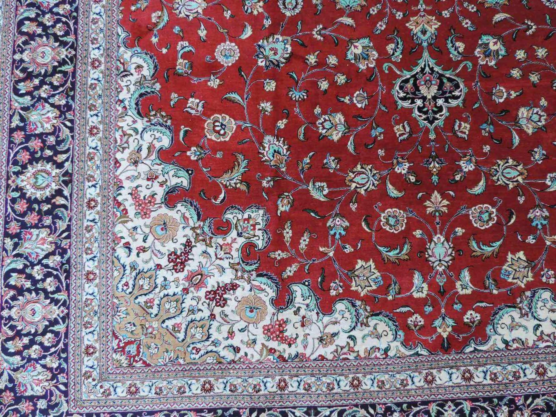 Ghom, Meisterteppich, Iran. Circa 10 x 10 Knoten pro cm. 300 cm x 201 cm. Handgeknüpft in Persien. - Image 2 of 13