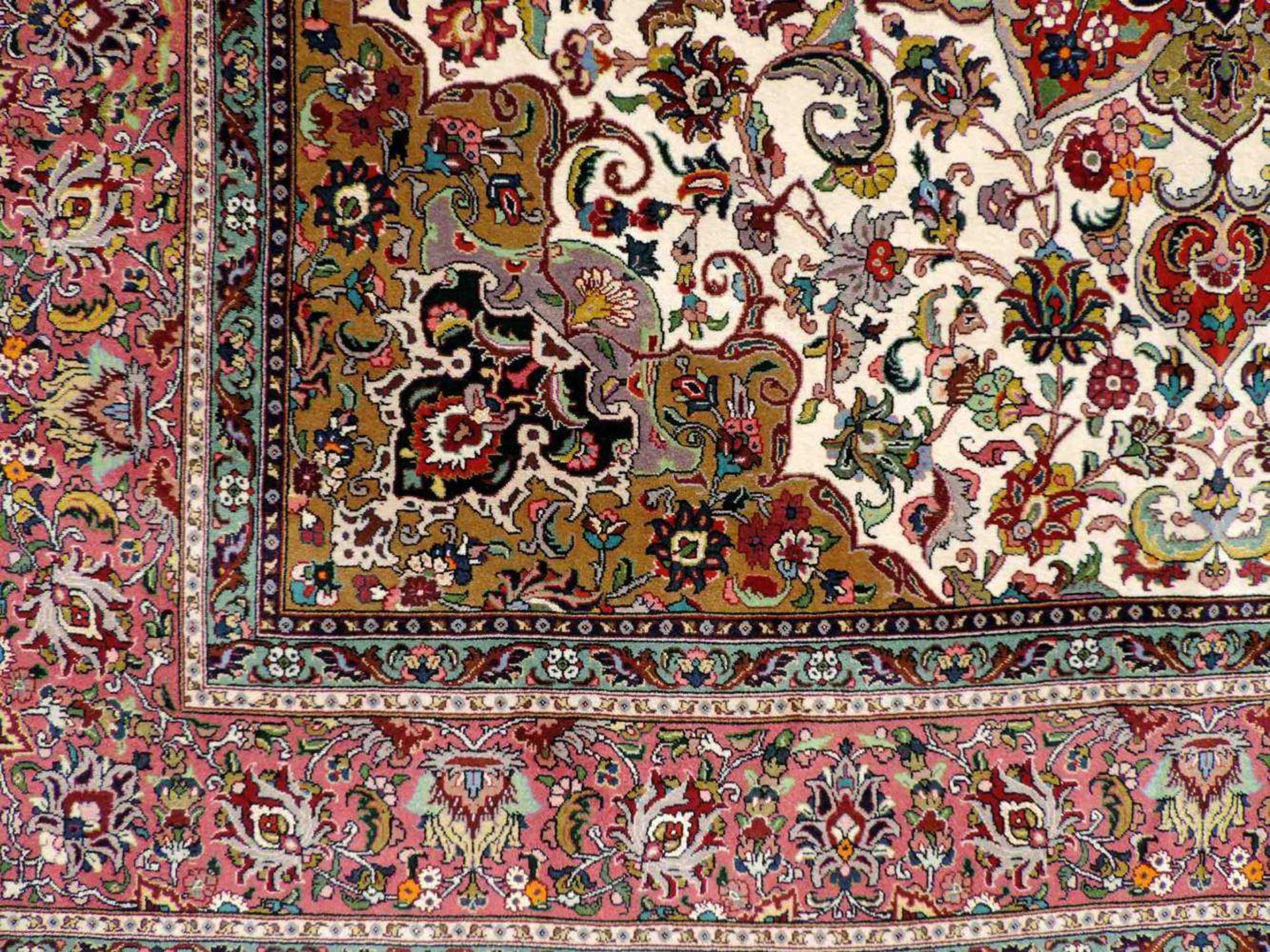 Täbris, Manufakturteppich, Iran. Sehr fein. 213 cm x 207 cm. Handgeknüpft in Persien. Korkwolle - Image 12 of 12