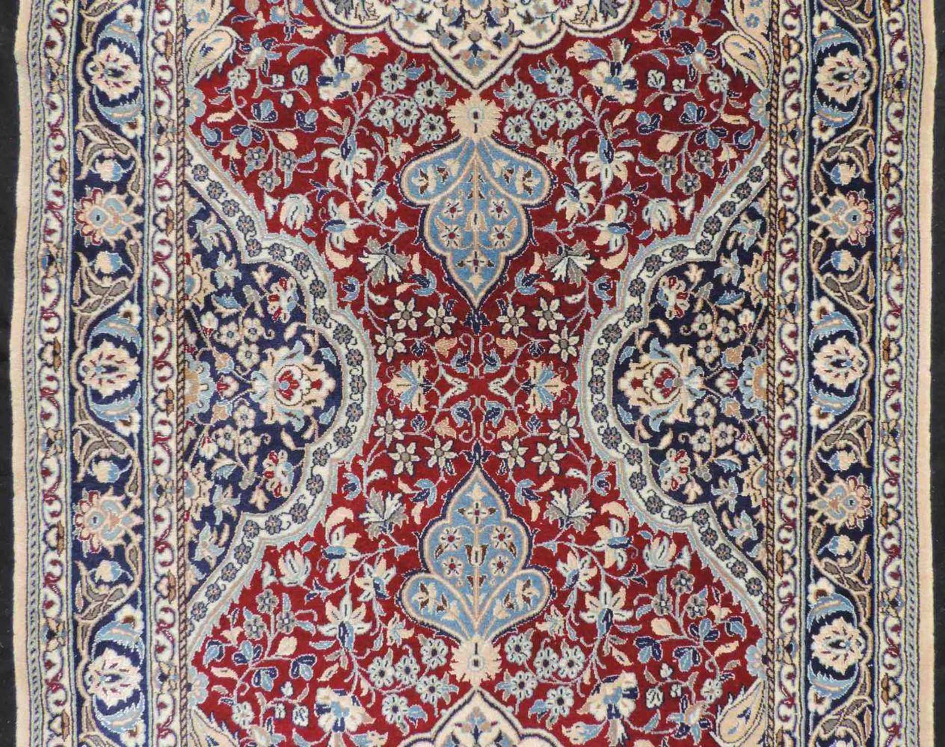 Nain Galerie, Iran, fein. 368 cm x 93 cm. Teppich, handgeknüpft in Persien. Wolle mit Seide auf - Image 5 of 9