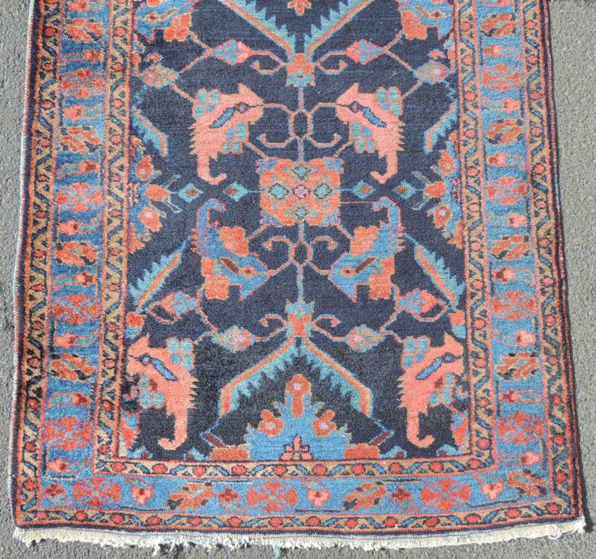 Schmale Nahawand Galerie. Iran. Alt. 516 cm x 90 cm. Teppich, handgeknüpft in Persien. Wolle auf - Image 4 of 11