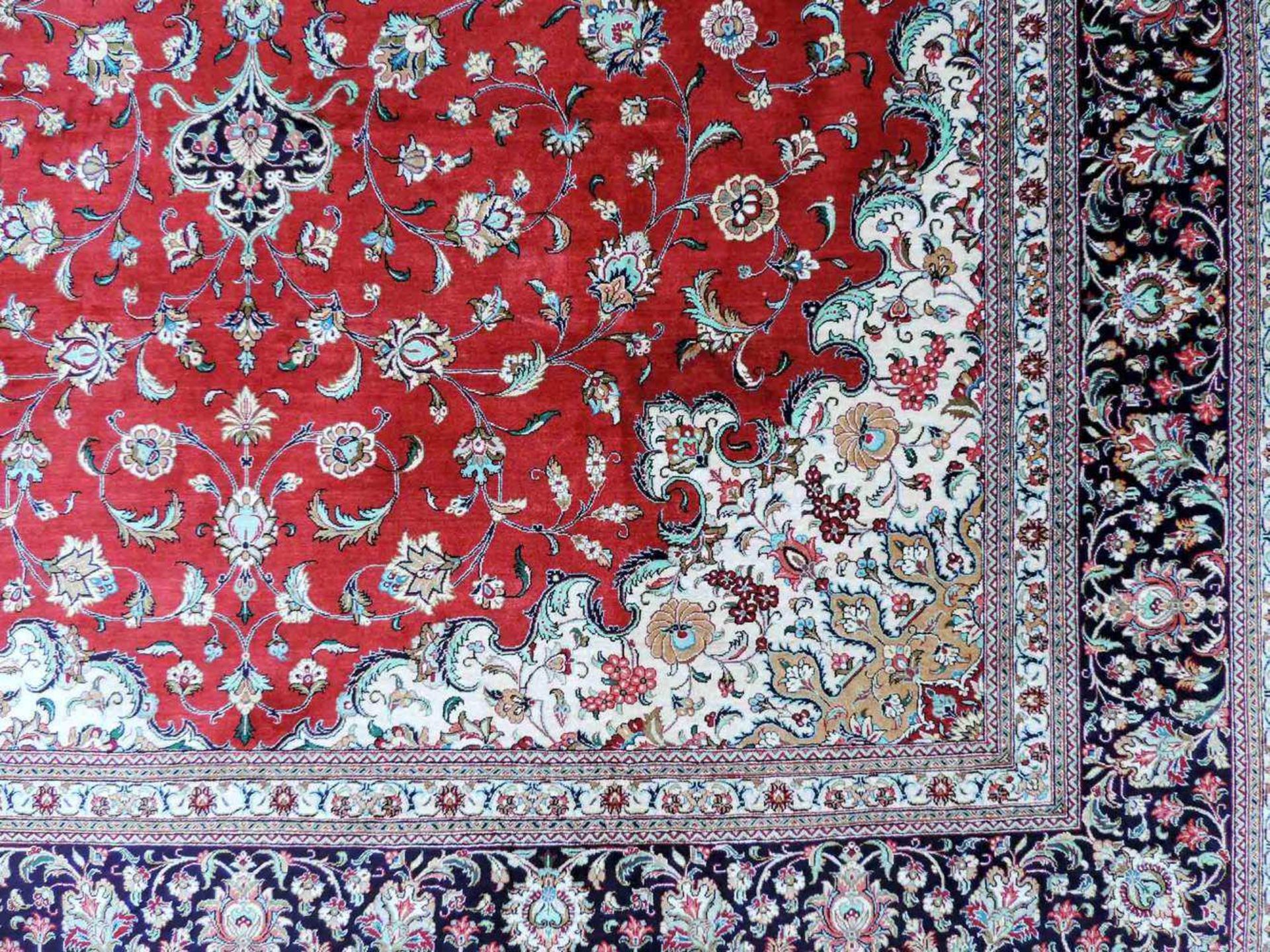 Ghom, Meisterteppich, Iran. Circa 10 x 10 Knoten pro cm. 300 cm x 201 cm. Handgeknüpft in Persien. - Image 3 of 13