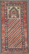 Gendje - Kasak Gebetsteppich, Kaukasus. Antik, um 1870. 138 cm x 66 cm. Handgeknüpft. Wolle auf