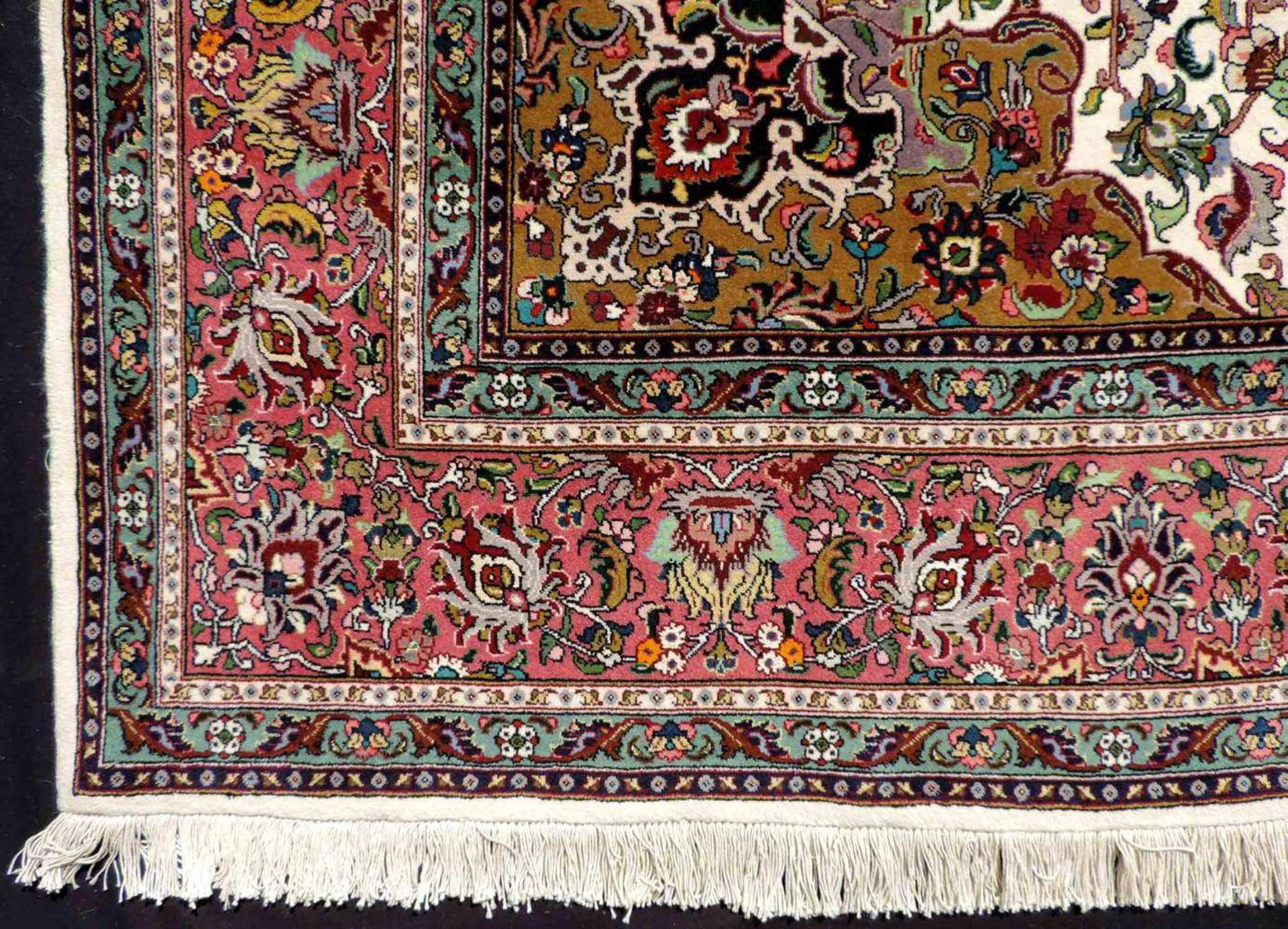 Täbris, Manufakturteppich, Iran. Sehr fein. 213 cm x 207 cm. Handgeknüpft in Persien. Korkwolle - Image 6 of 12