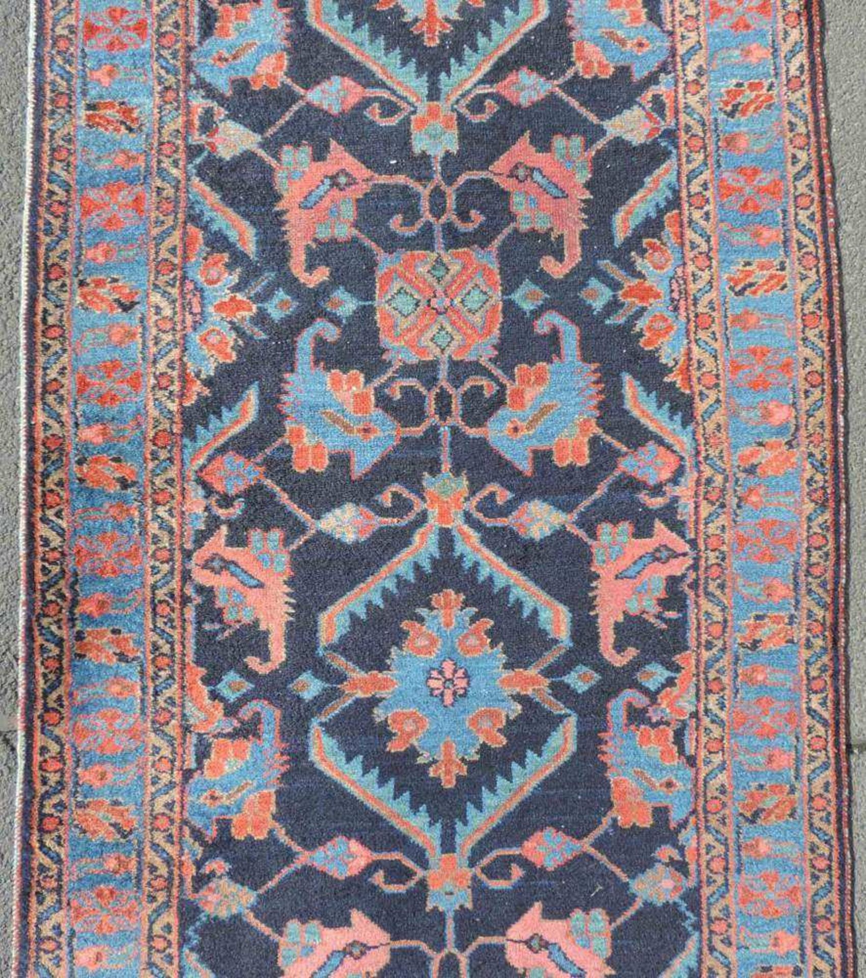 Schmale Nahawand Galerie. Iran. Alt. 516 cm x 90 cm. Teppich, handgeknüpft in Persien. Wolle auf - Image 5 of 11