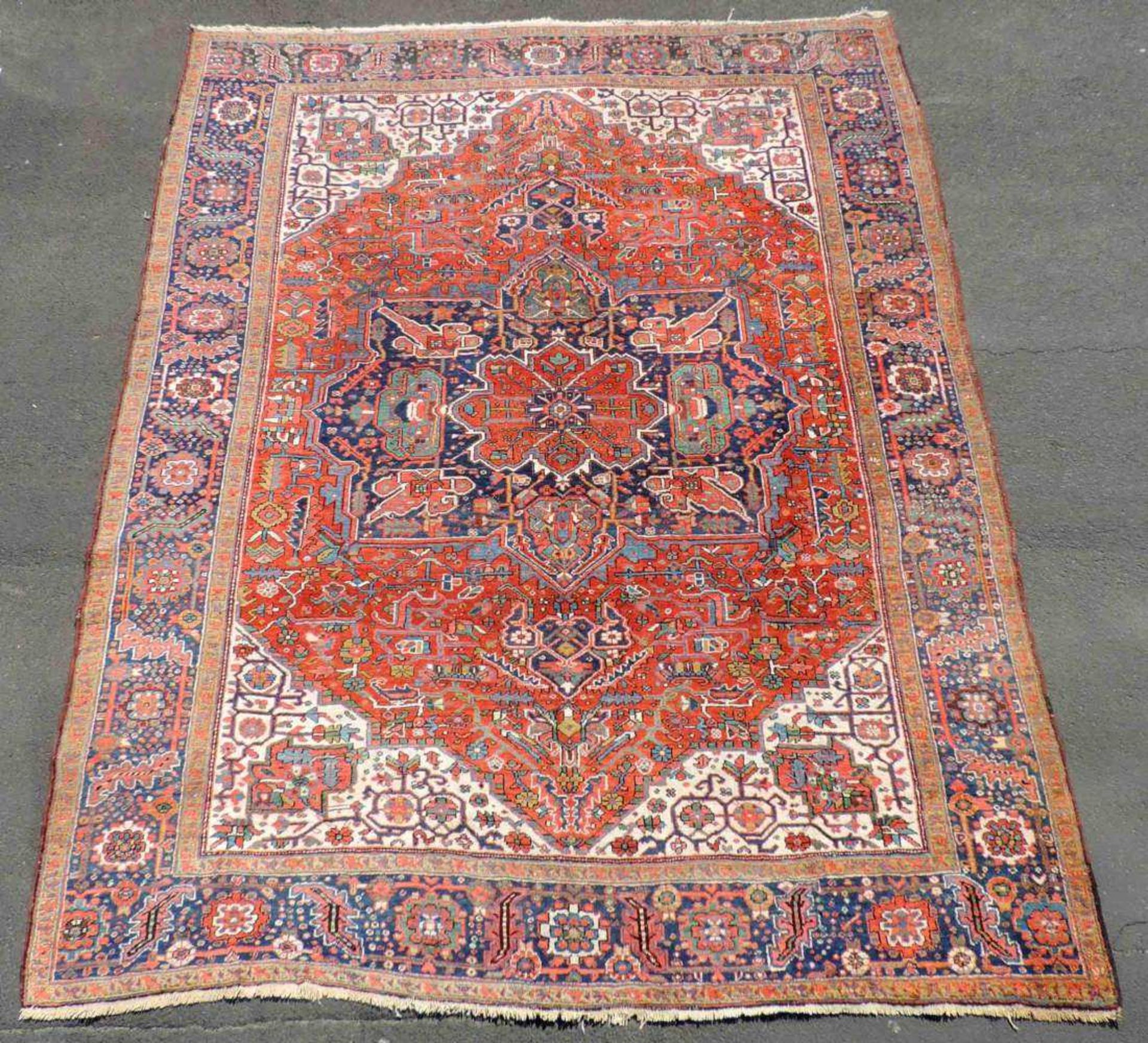 Heriz, Dorfteppich. Iran. Alt, um 1925. 347 cm x 276 cm. Handgeknüpft in Persien. Wolle auf