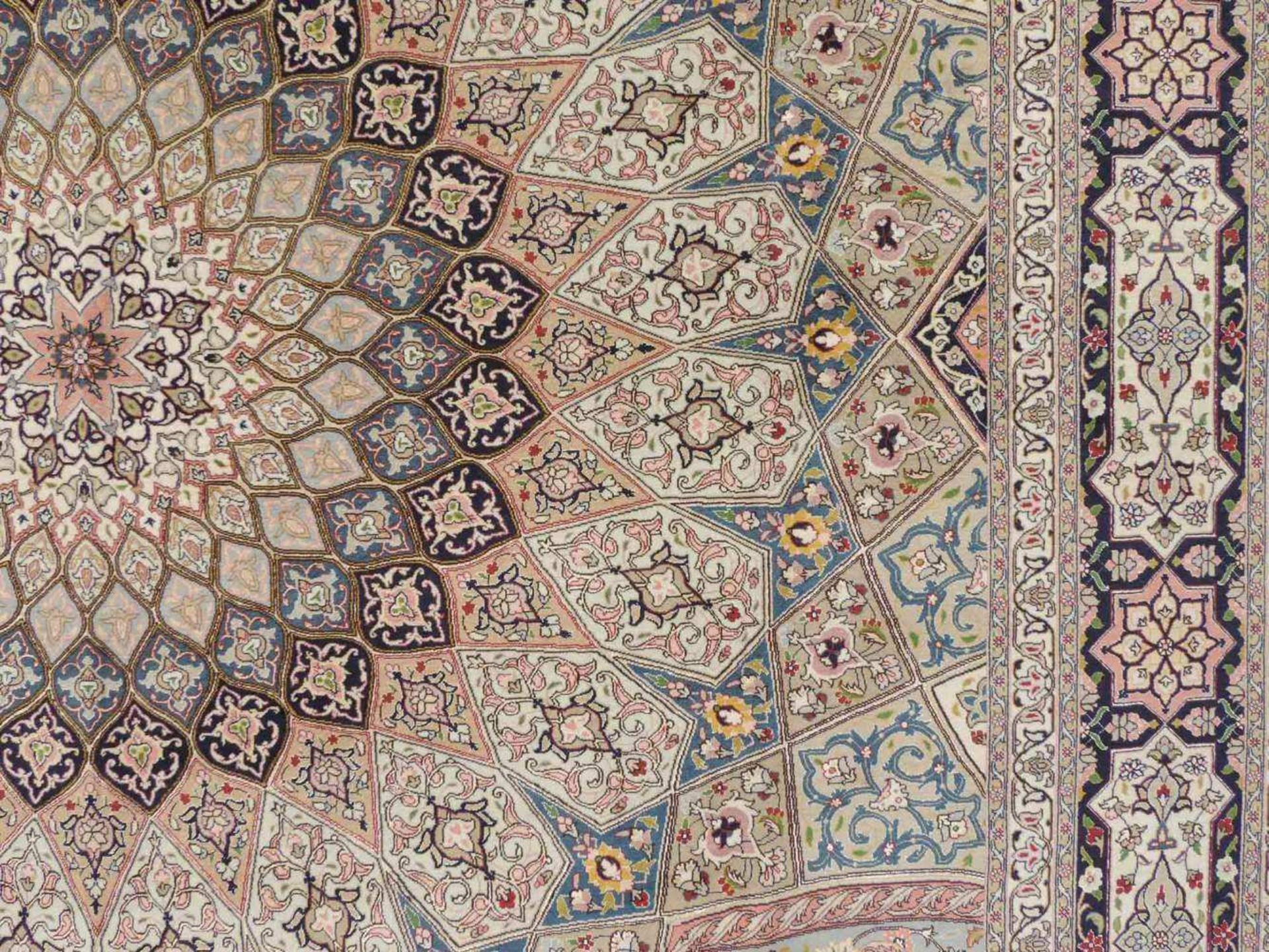 Täbris, Teppich, Iran. Sehr fein. 396 cm x 298 cm. Circa 9 x 6 Knoten pro cm. Meisterteppich, - Image 13 of 13