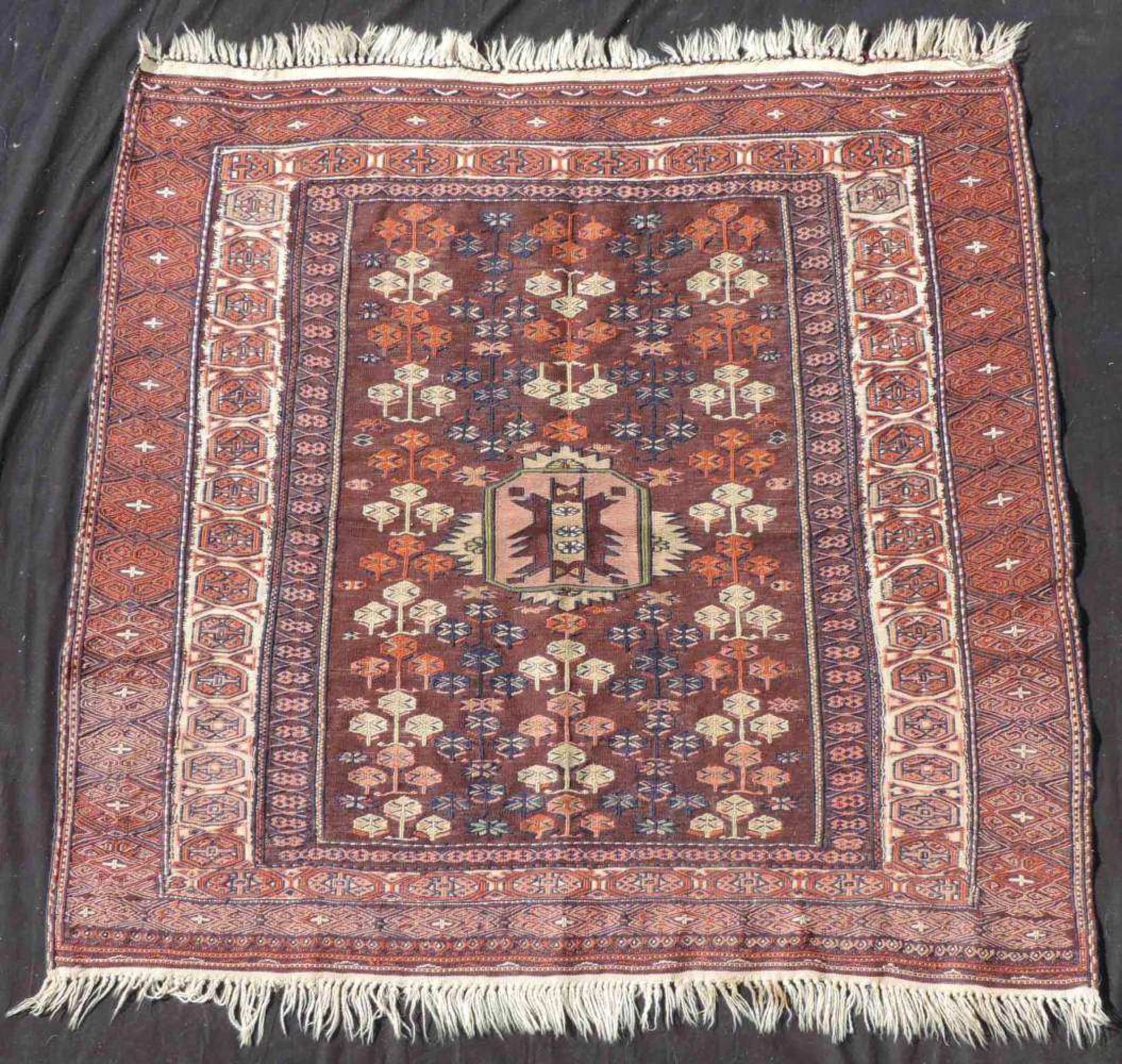 Schah - Savan Ruh Korsi, Khorassan. Alt, um 1920. 122 cm x 110 cm. Stammesteppich. Handgewebt. Sumak