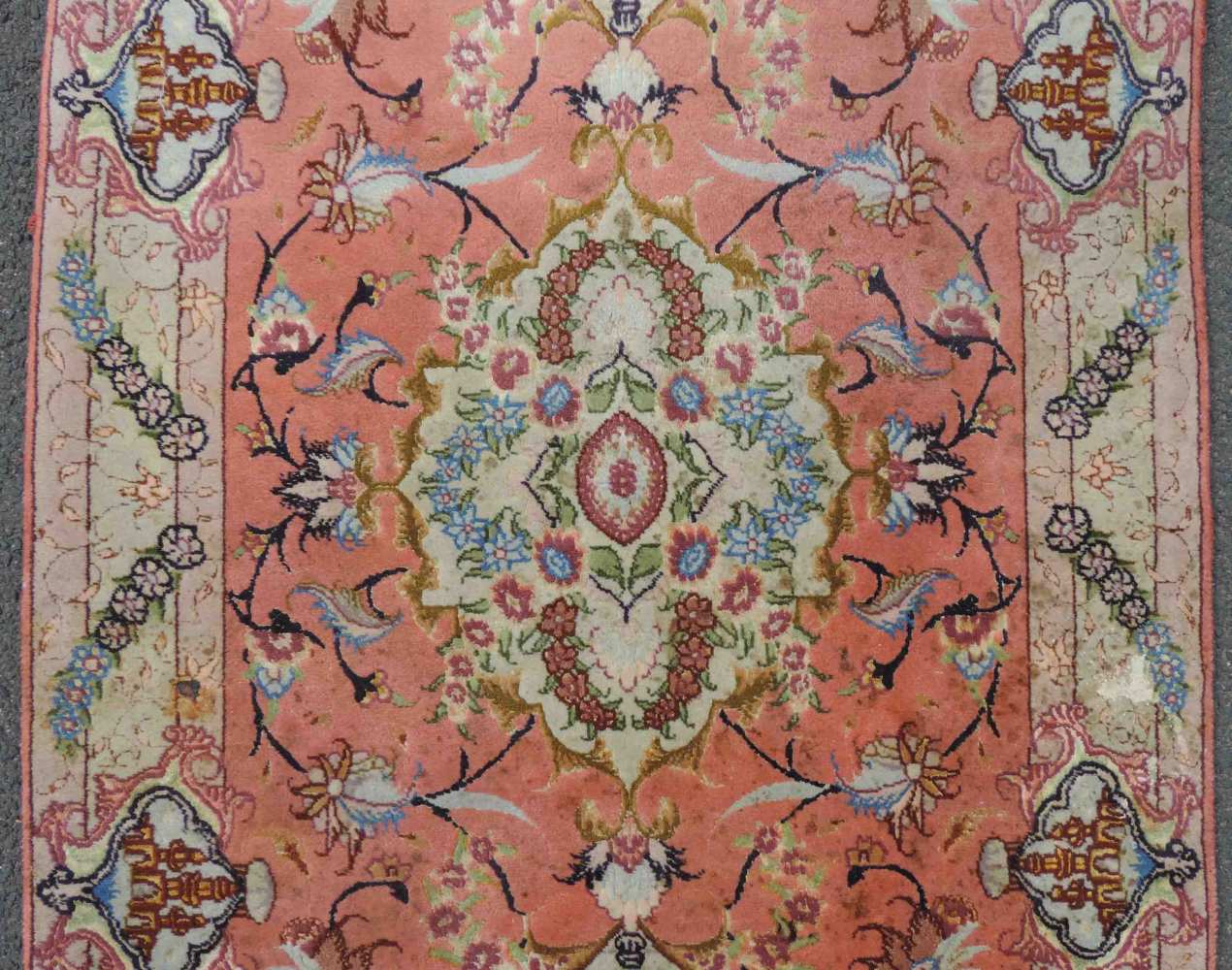 Täbris Manufakturteppich, Iran. Selten fein. Korkwolle mit Seide. 126 cm x 77 cm. Handgeknüpft in - Image 3 of 5