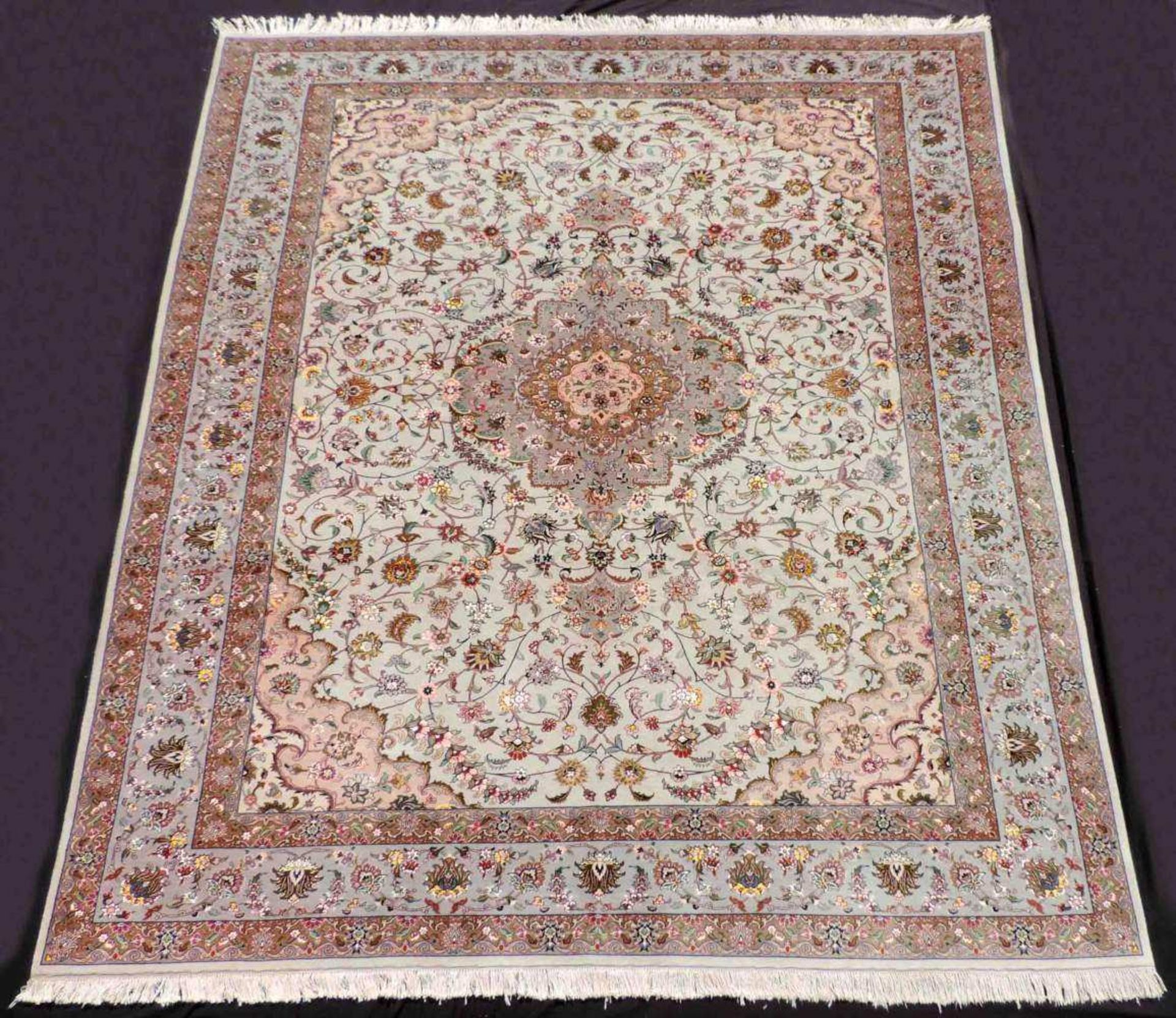 Täbris, Teppich, Iran. Sehr fein. 351 cm x 249 cm. Circa 9 x 9 Knoten pro cm. Handgeknüpft in