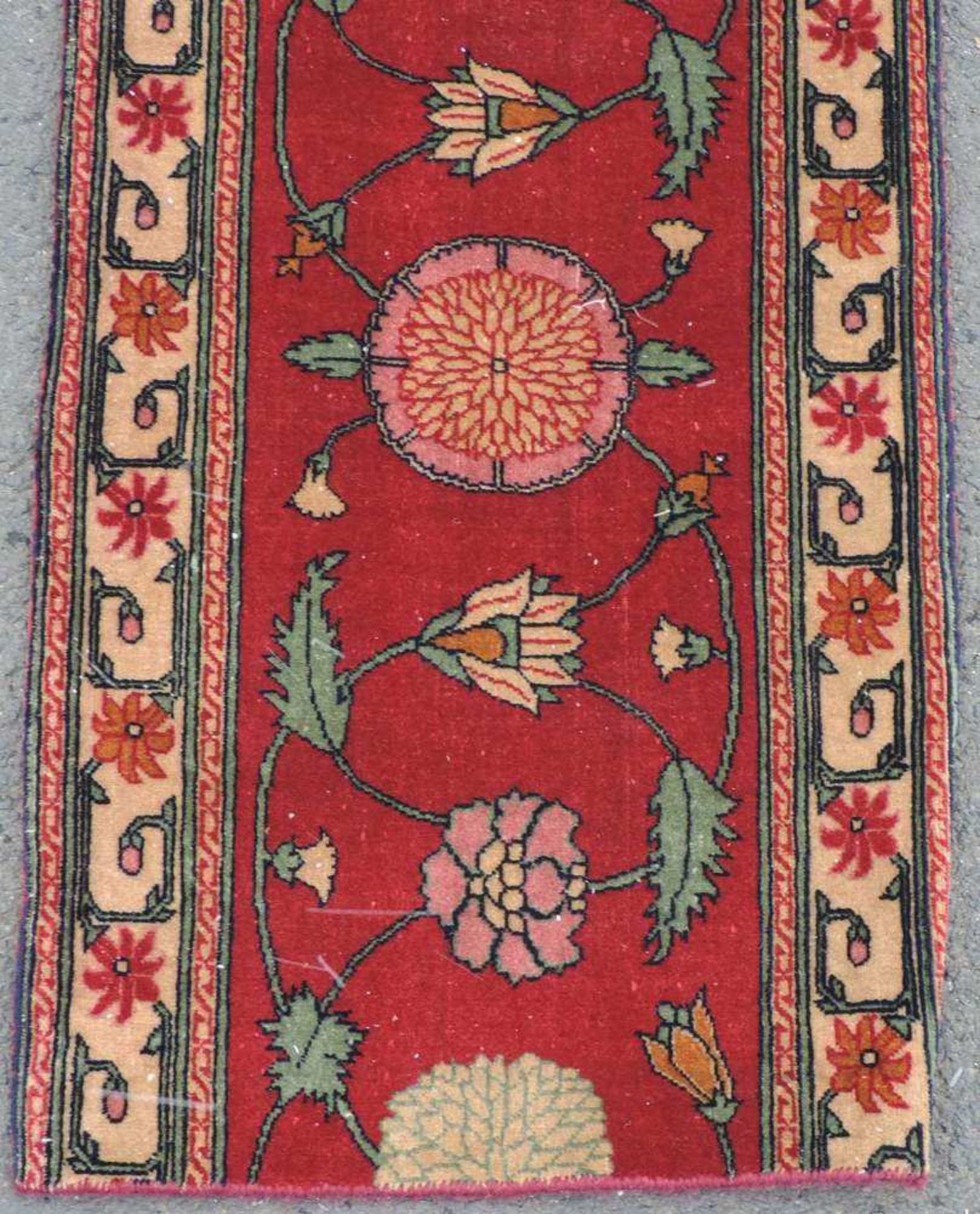 "Mogul" Teppichfragment, Indien. Antik, 19. Jahrhundert. 137 cm x 61 cm. Handgeknüpft. Wolle auf - Image 2 of 4