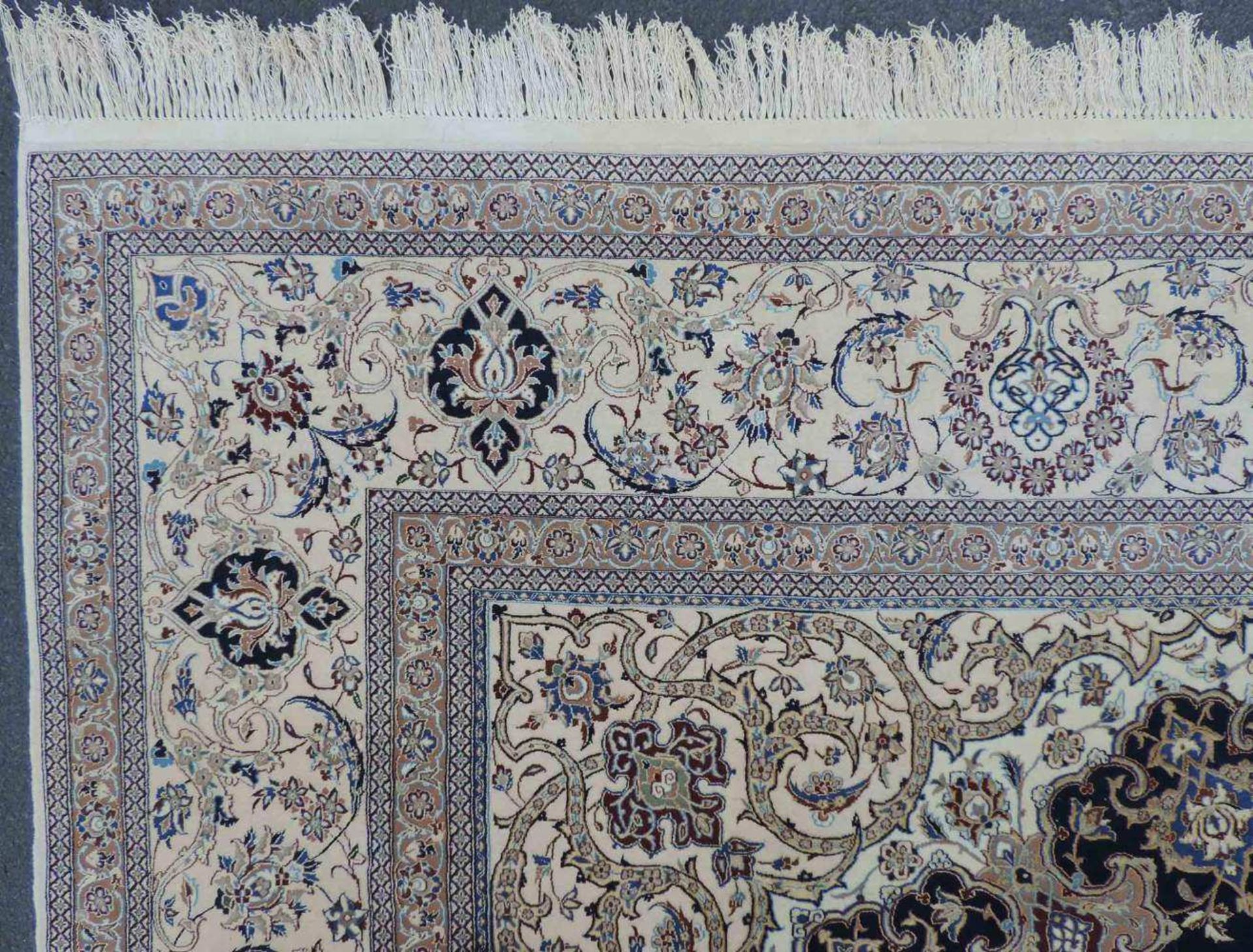 Nain "Tudesch", signiert, Meisterteppich. Iran. Selten fein. 400 cm x 301 cm. Handgeknüpft in - Image 11 of 16