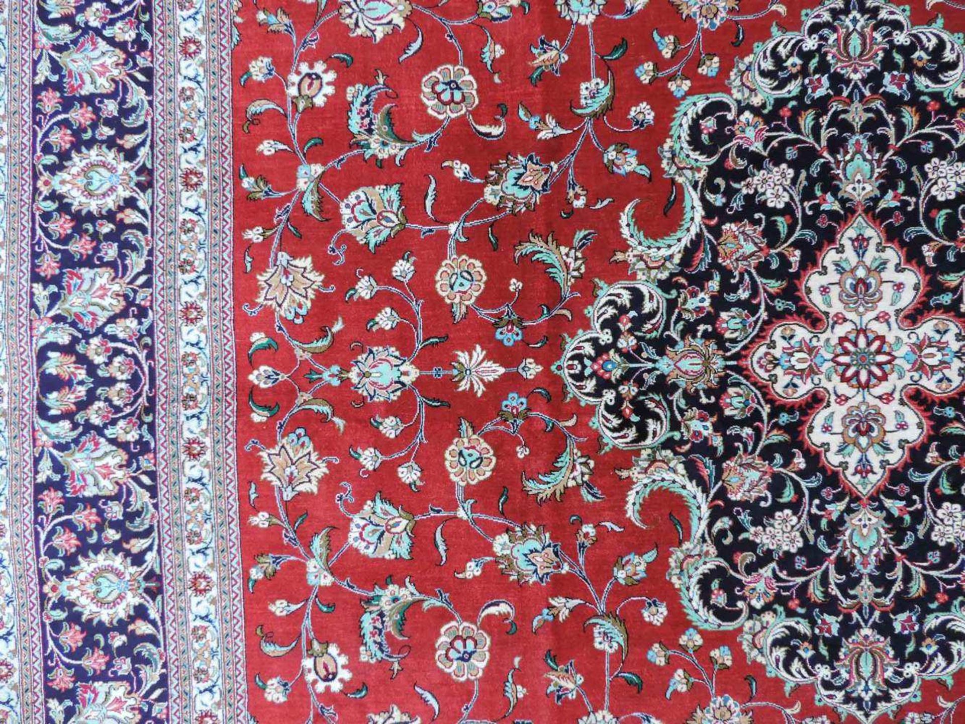 Ghom, Meisterteppich, Iran. Circa 10 x 10 Knoten pro cm. 300 cm x 201 cm. Handgeknüpft in Persien. - Image 12 of 13