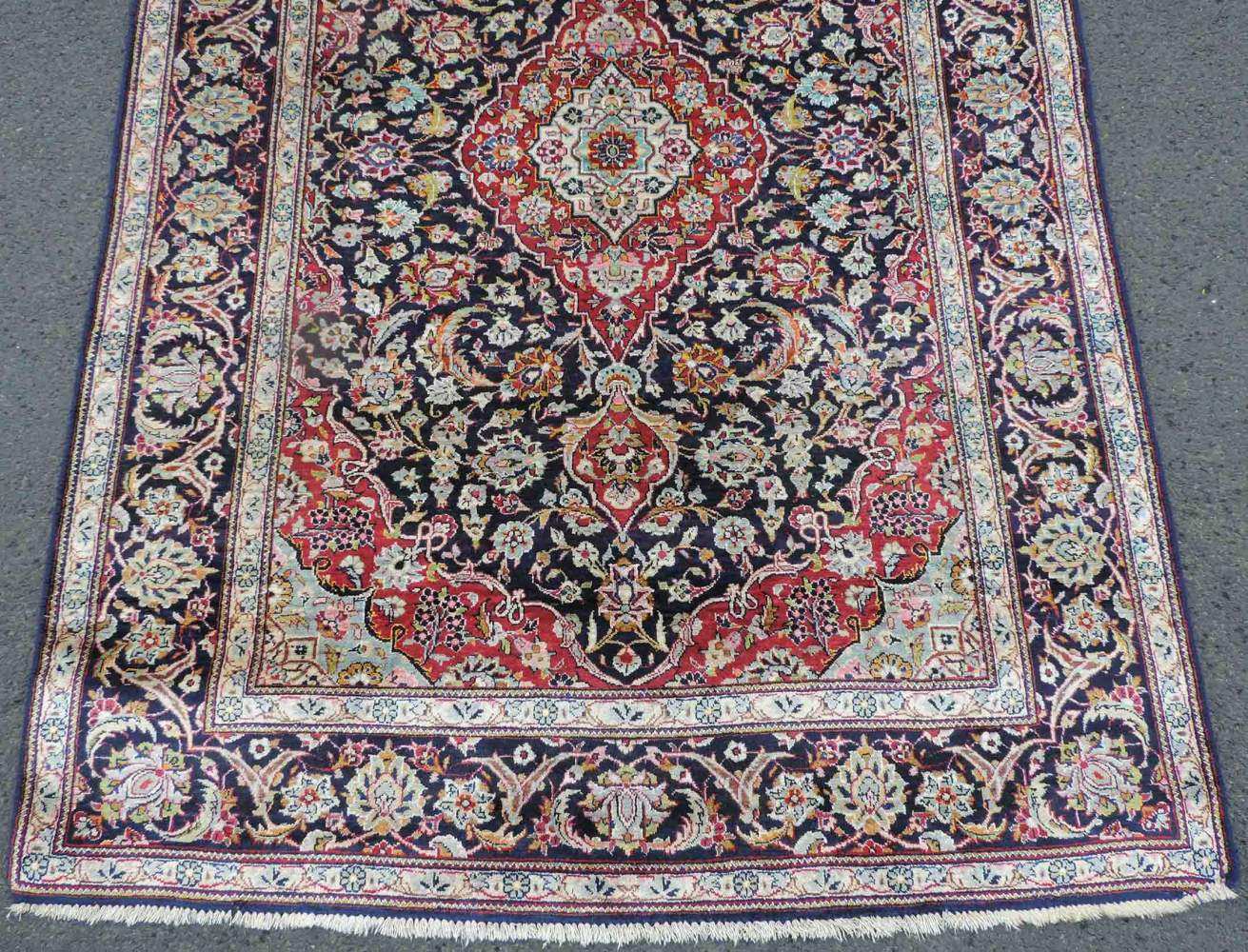 Keschan, Manufakturteppich, Seide. Iran. Fein. 158 cm x 111 cm. Handgeknüpft in Persien. Seide auf - Image 2 of 6