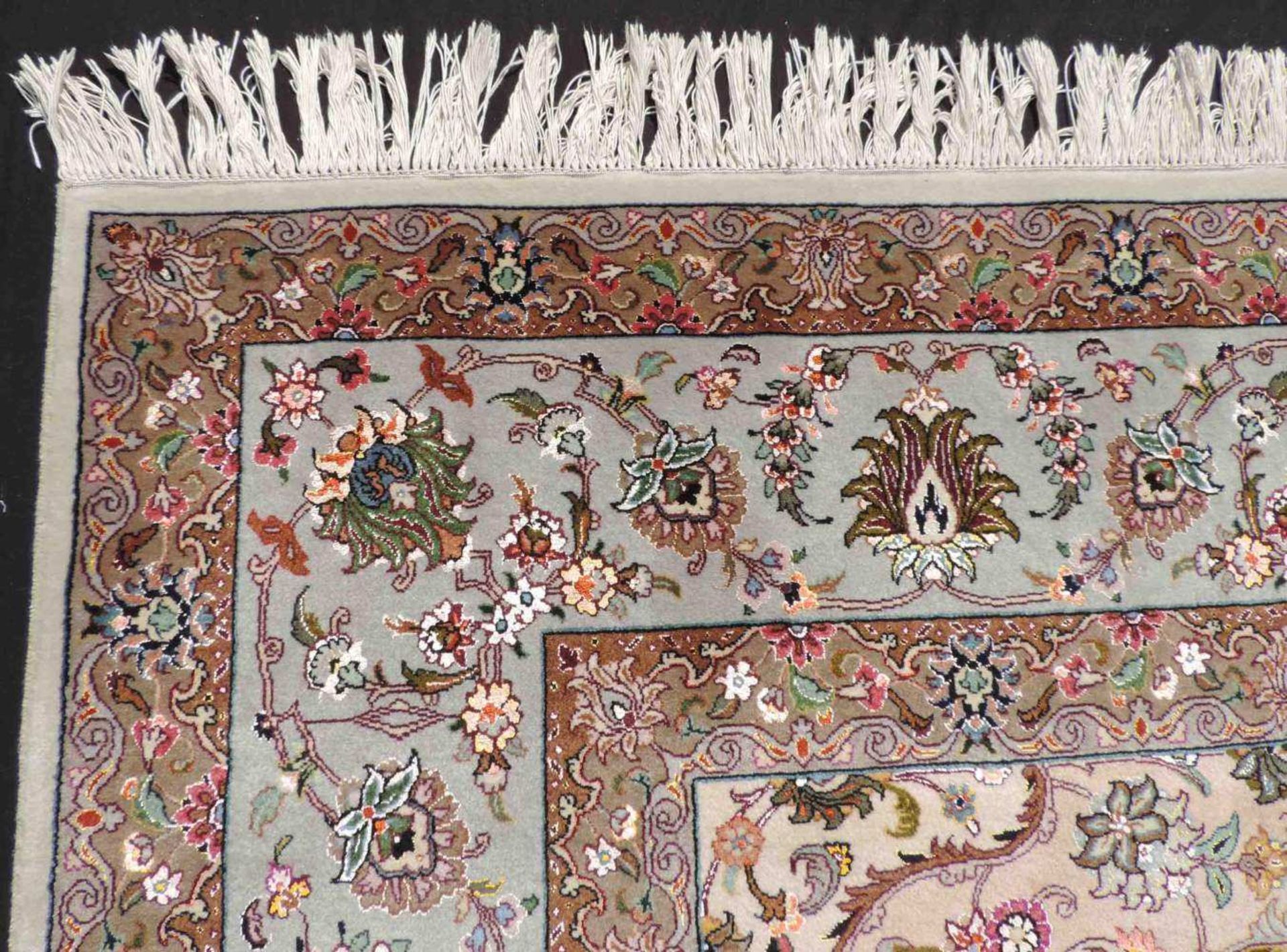 Täbris, Teppich, Iran. Sehr fein. 351 cm x 249 cm. Circa 9 x 9 Knoten pro cm. Handgeknüpft in - Image 5 of 20