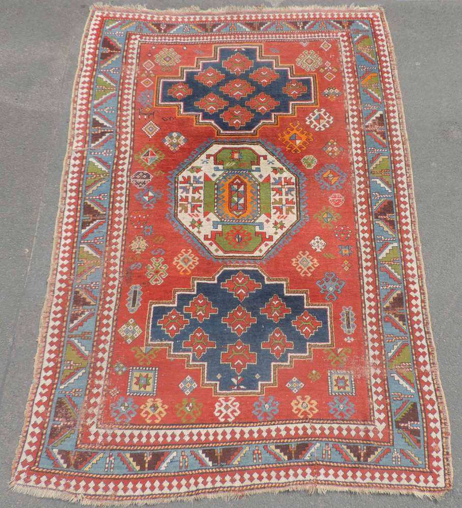 Drei - Medaillon - Kasak Dorfteppich. Kaukasus. Antik, um 1900. 275 cm x 182 cm. Handgeknüpft. Wolle