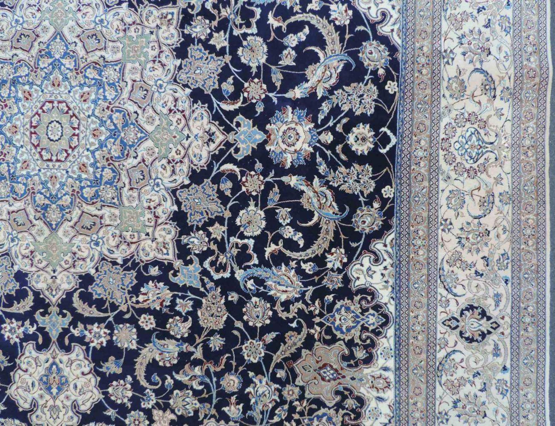 Nain "Tudesch", signiert, Meisterteppich. Iran. Selten fein. 400 cm x 301 cm. Handgeknüpft in - Image 3 of 16
