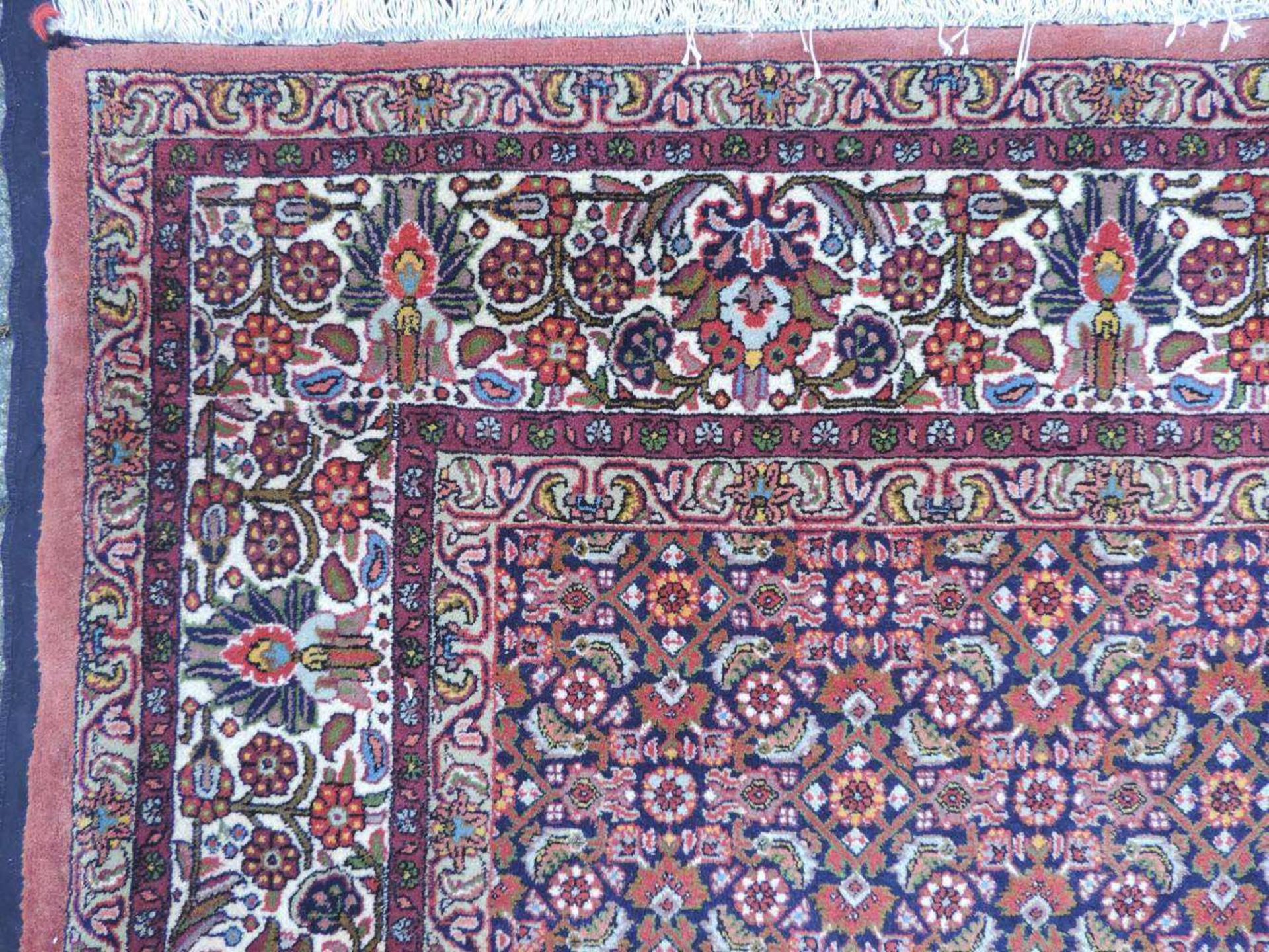 Bidjar. Teppich, Iran. Fein. 343 cm x 251 cm. Handgeknüpft in Persien. Korkwolle auf Baumwolle. - Image 10 of 14