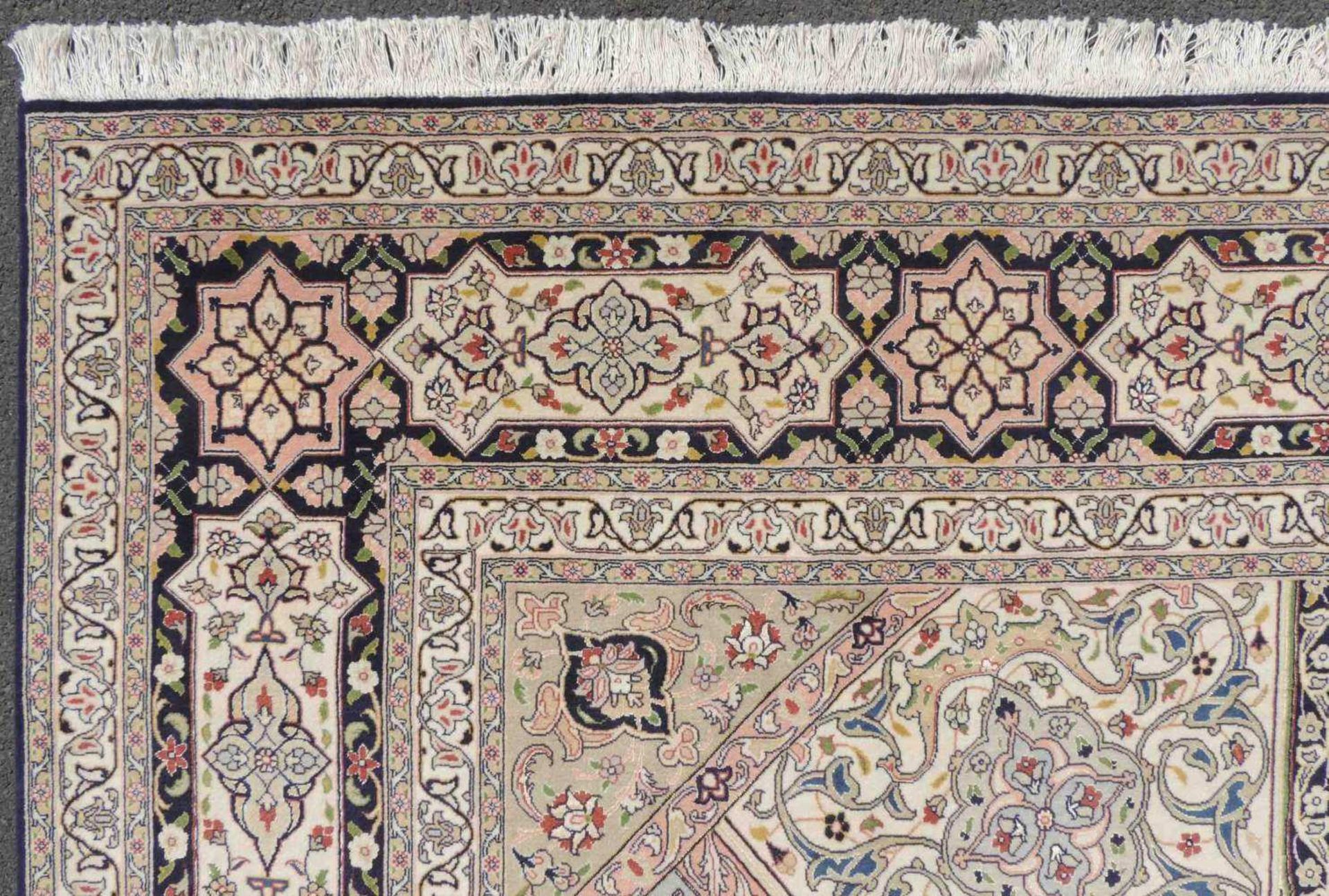 Täbris, Teppich, Iran. Sehr fein. 396 cm x 298 cm. Circa 9 x 6 Knoten pro cm. Meisterteppich, - Image 9 of 13