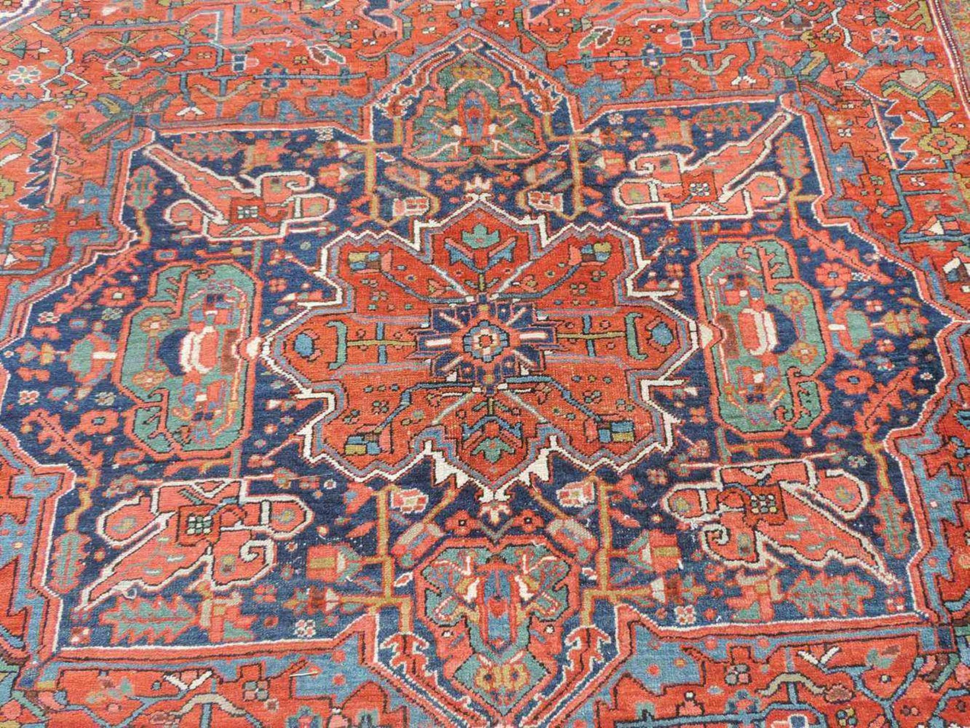 Heriz, Dorfteppich. Iran. Alt, um 1925. 347 cm x 276 cm. Handgeknüpft in Persien. Wolle auf - Image 4 of 7