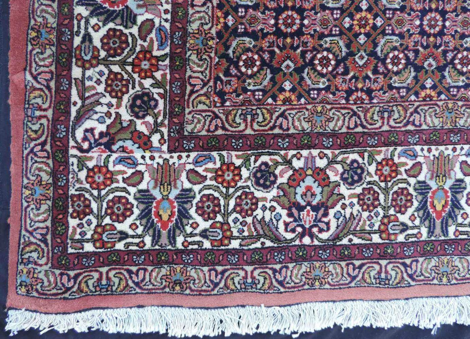 Bidjar. Teppich, Iran. Fein. 343 cm x 251 cm. Handgeknüpft in Persien. Korkwolle auf Baumwolle. - Image 7 of 14