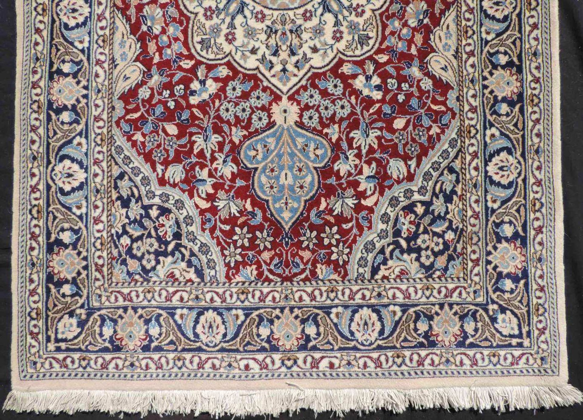 Nain Galerie, Iran, fein. 368 cm x 93 cm. Teppich, handgeknüpft in Persien. Wolle mit Seide auf - Image 2 of 9