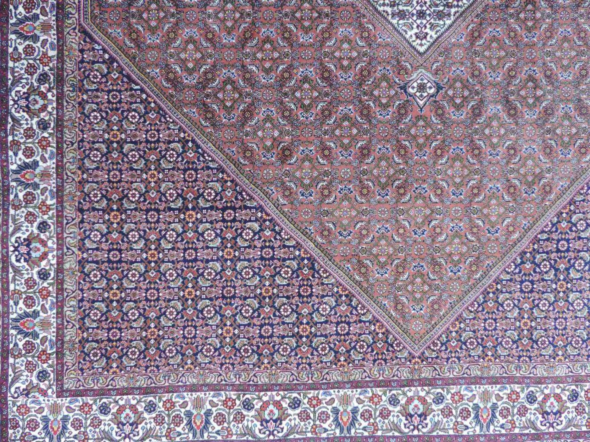 Bidjar. Teppich, Iran. Fein. 343 cm x 251 cm. Handgeknüpft in Persien. Korkwolle auf Baumwolle. - Image 2 of 14