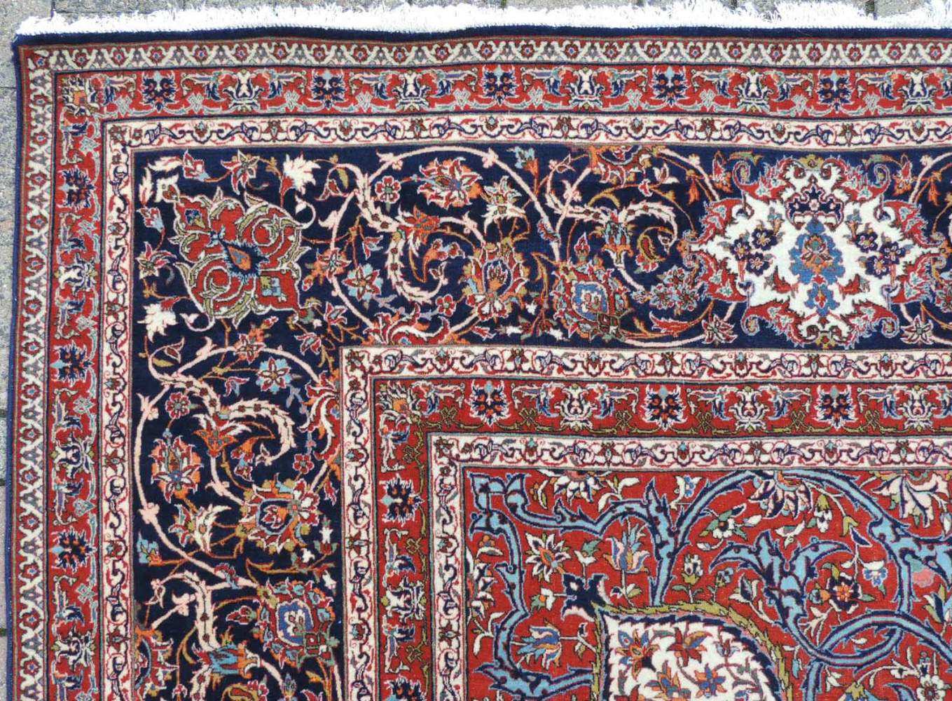 Isfahan. Iran, alt, um 1930. Selten feine Meisterarbeit. 438 cm x 314 cm. Handgeknüpft in Persien. - Image 10 of 15