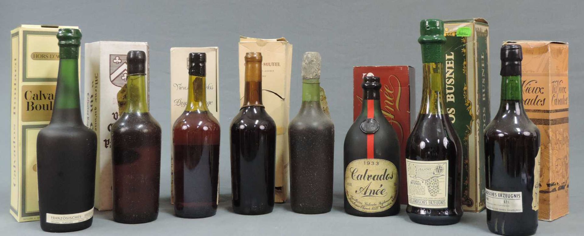 8 ganze Flaschen Vieux Calvados. Unterschiedliche Volumenprozent und Domaines. Auch alte Brände. 8 - Image 9 of 17