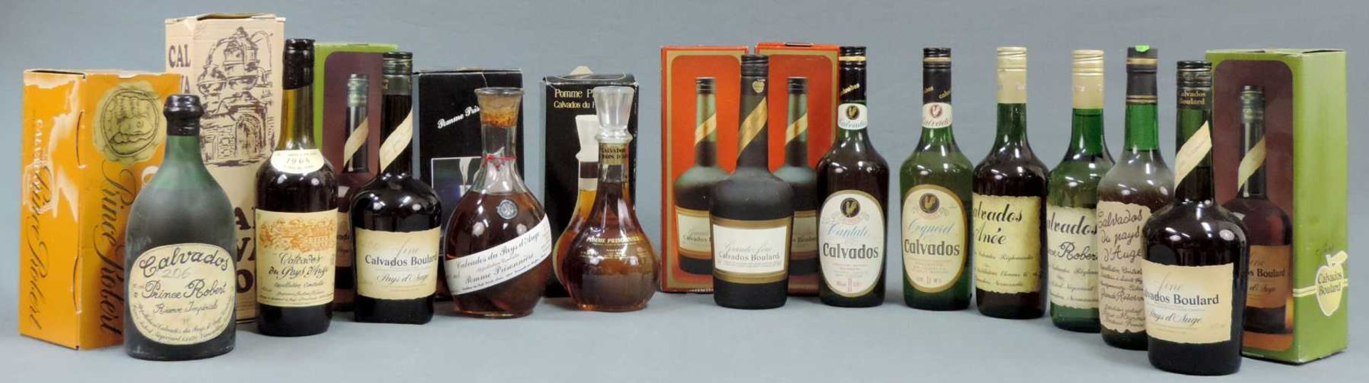 13 ganze Flaschen Calvados. Teils in original Kartons. 13 whole bottles Calvados. France. Some