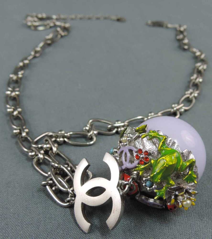 Chanel Kette mit aufwendigem Anhänger. Modeschmuck. Chanel necklace with elaborate pendant.