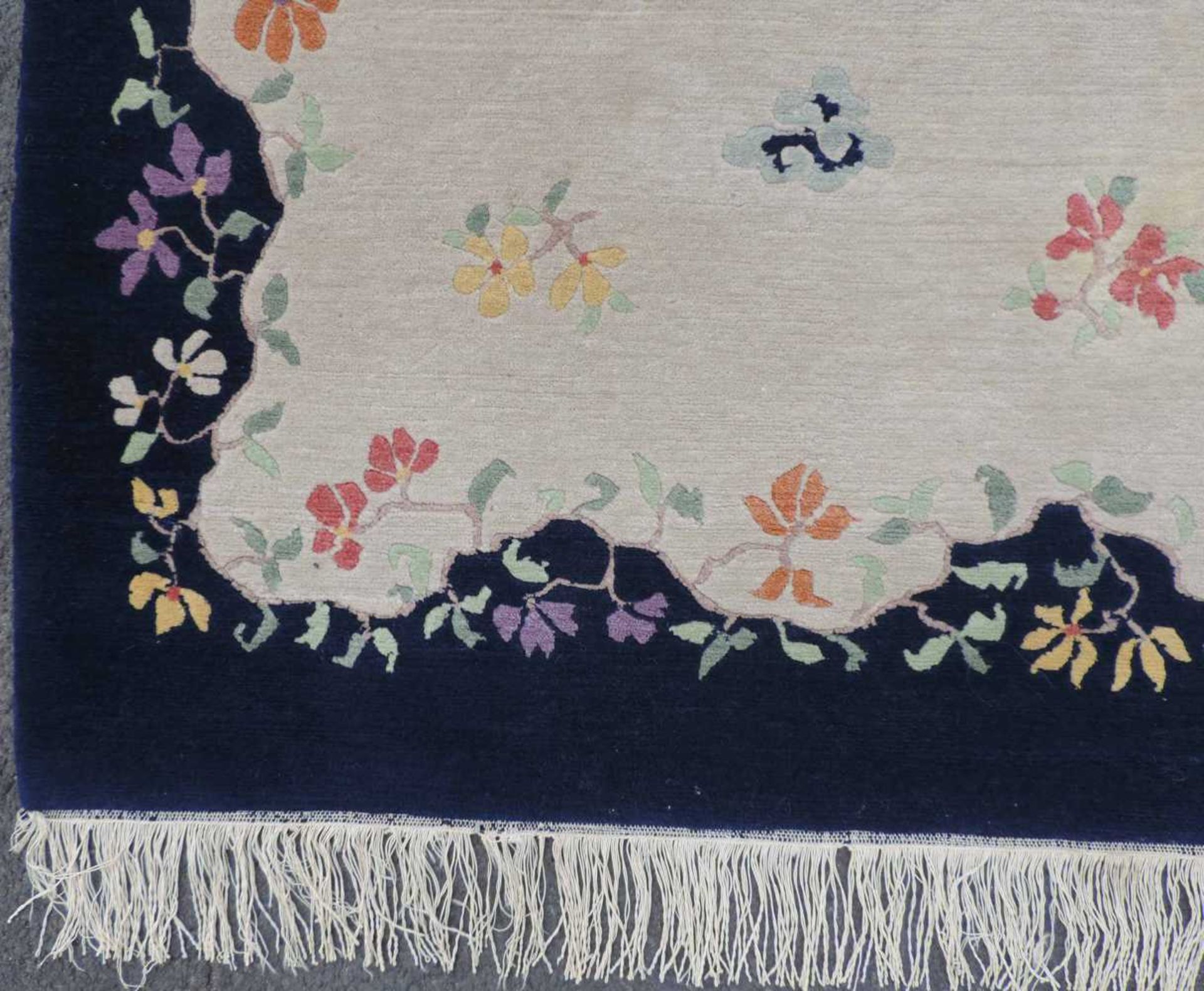 Blütenteppich China. 245 cm x 167 cm. Handgeknüpft, Wolle auf Baumwolle. Blossoms carpet China. - Bild 5 aus 12