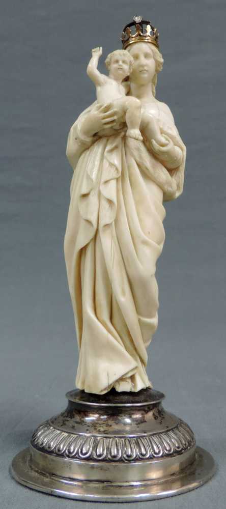 Madonna 18. / 19. Jahrhundert. Gesamthöhe 19 cm. Feine Schnitzarbeit aus Elfenbein. Wohl