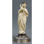 Madonna 18. / 19. Jahrhundert. Gesamthöhe 19 cm. Feine Schnitzarbeit aus Elfenbein. Wohl
