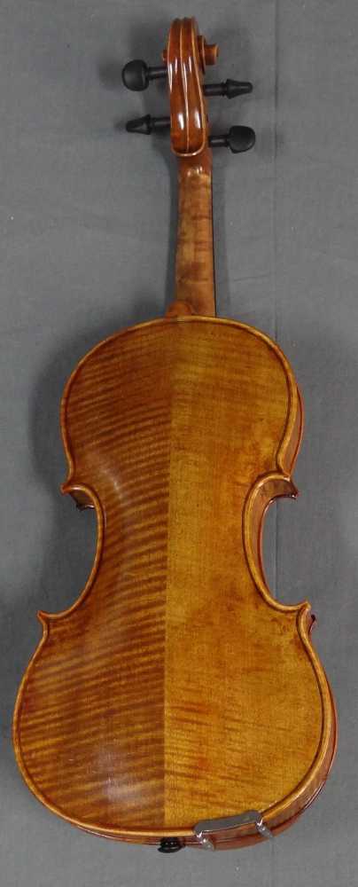 Gepflegte Geige mit Bogen im Klimakoffer. 59 cm lang. Mit Zubehör. Well maintained violin and a - Image 8 of 8