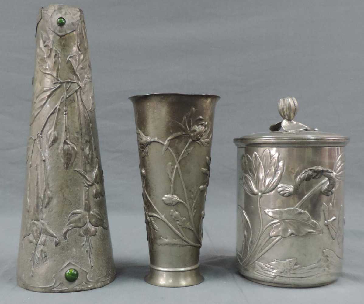 3 Jugendstilgefäße. Eine Vase mit Steinbesatz, Künstlerarbeit. Ein Deckelgefäß und eine Vase. Bis