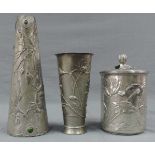 3 Jugendstilgefäße. Eine Vase mit Steinbesatz, Künstlerarbeit. Ein Deckelgefäß und eine Vase. Bis