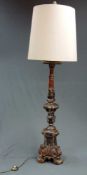 Stehlampe. Wohl barocker Altarleuchter elektrifiziert. Holz farbig gefasst. 178 cm hoch. Floor lamp.